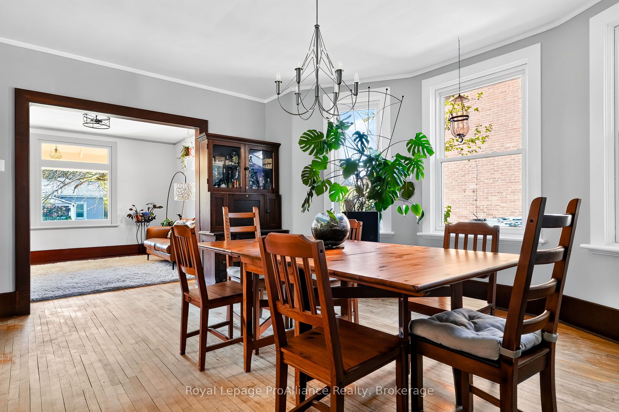 174 University Avenue W Property Photo 10