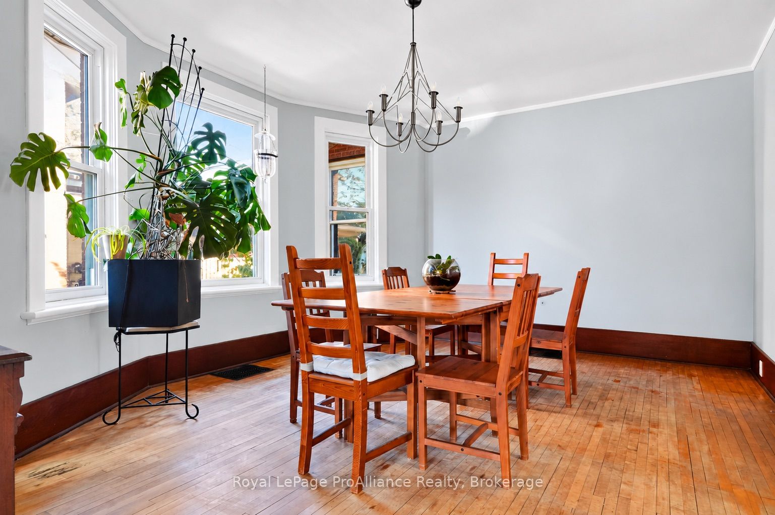 174 University Avenue W Property Photo 11