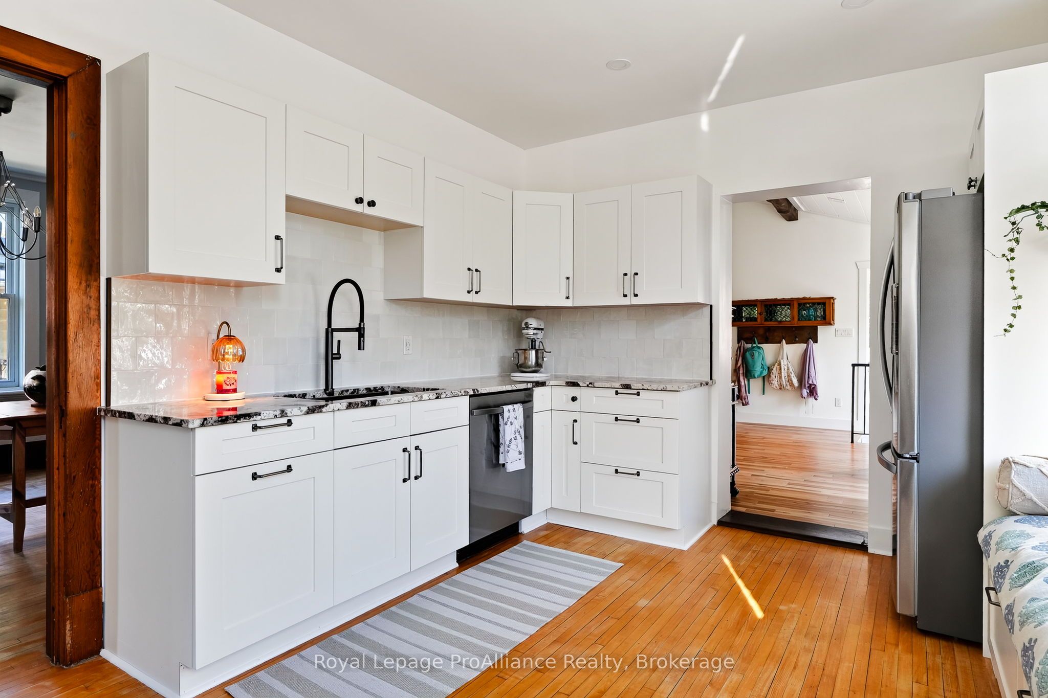 174 University Avenue W Property Photo 12