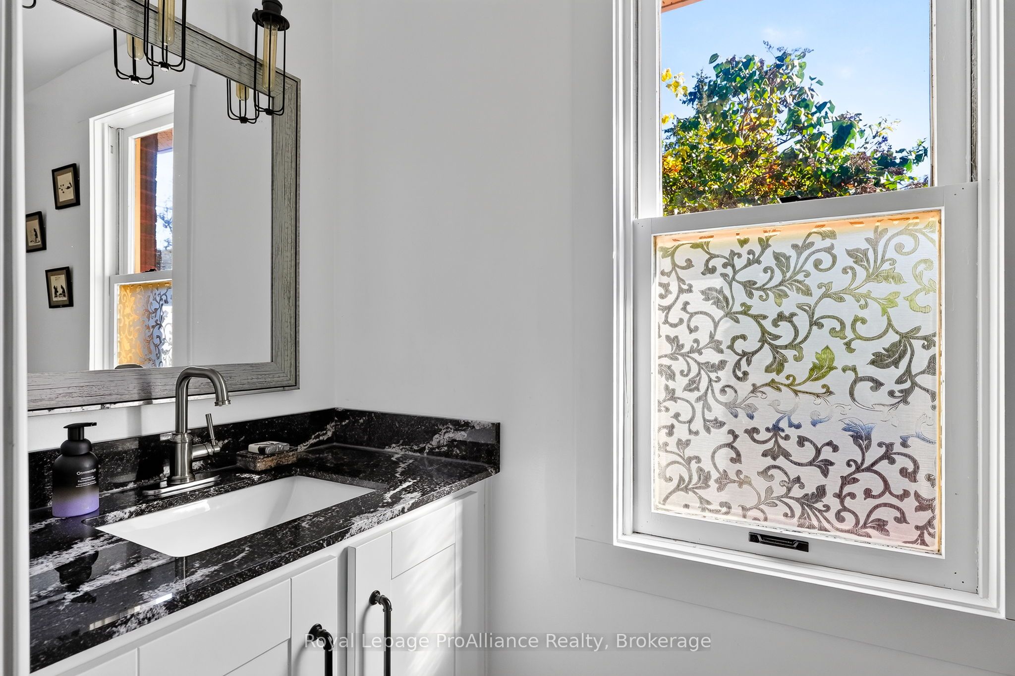 174 University Avenue W Property Photo 22