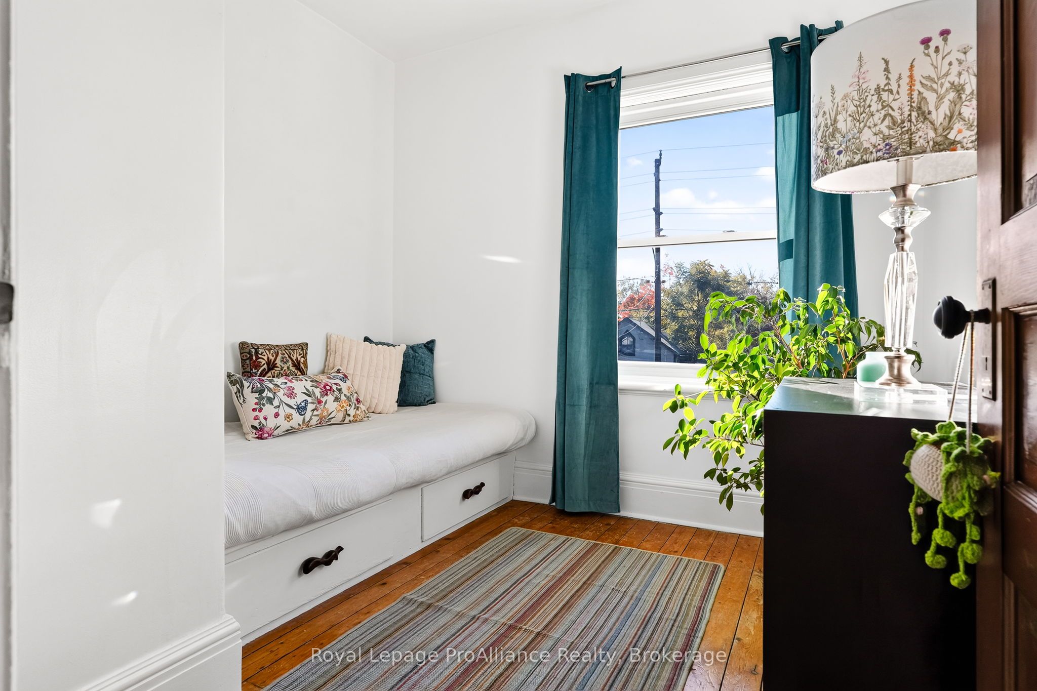 174 University Avenue W Property Photo 23