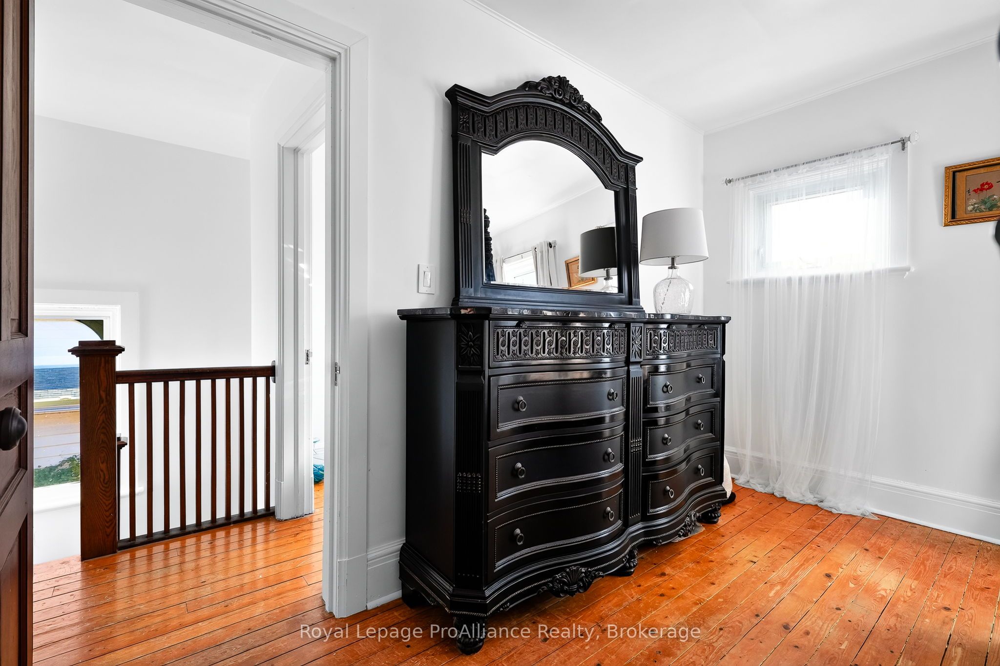 174 University Avenue W Property Photo 26