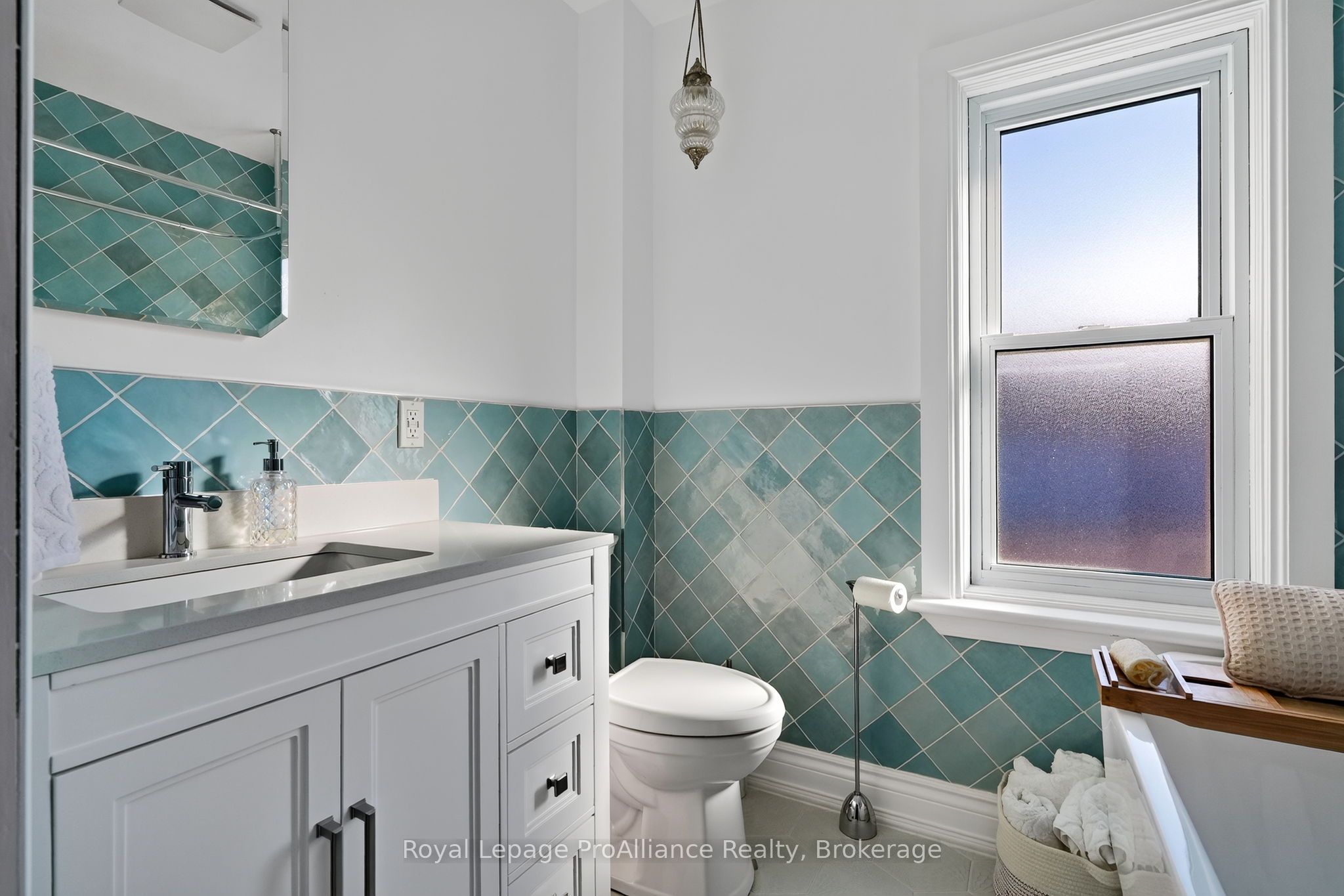 174 University Avenue W Property Photo 27