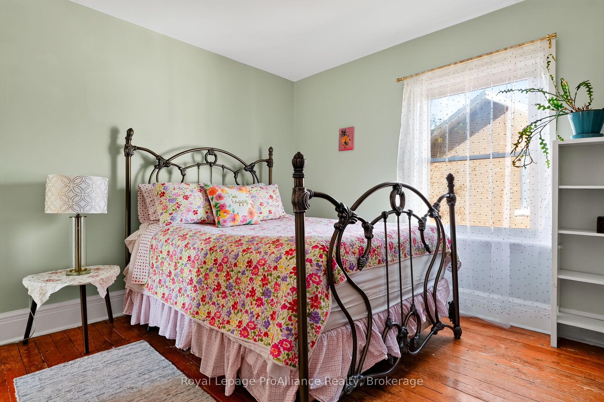 174 University Avenue W Property Photo 28