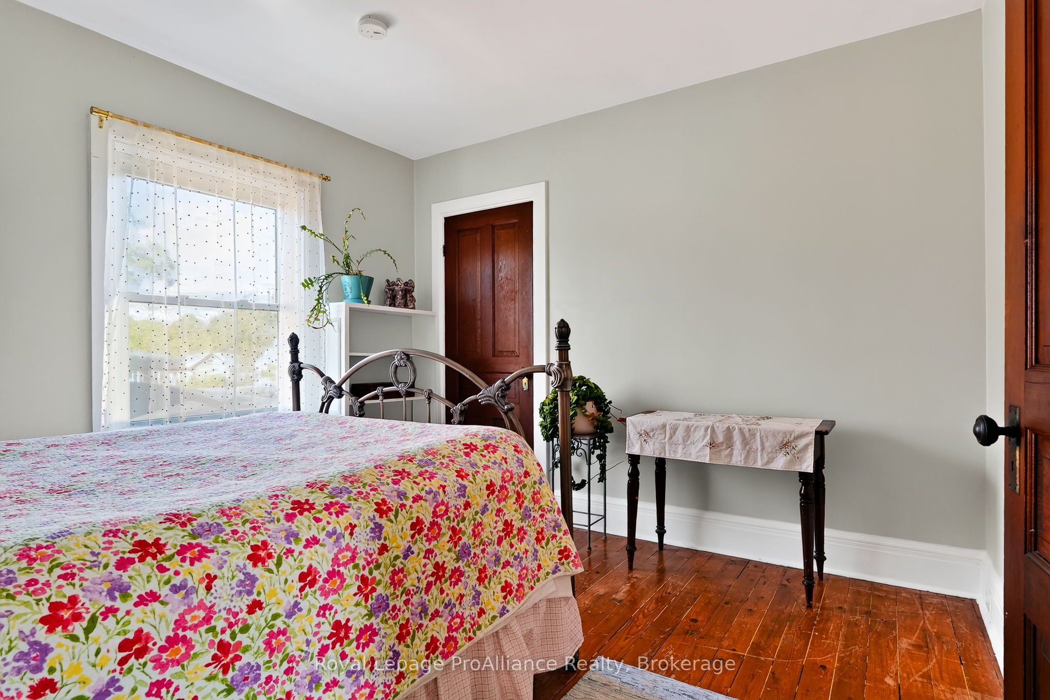 174 University Avenue W Property Photo 29