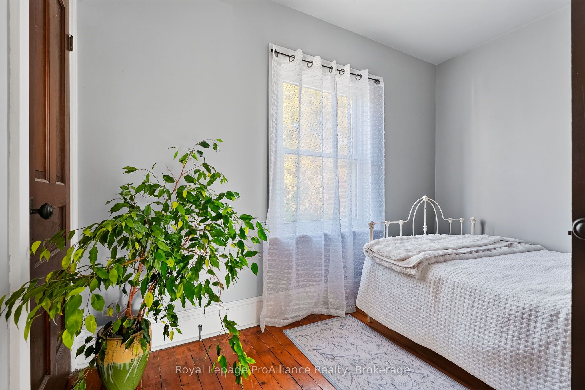 174 University Avenue W Property Photo 31