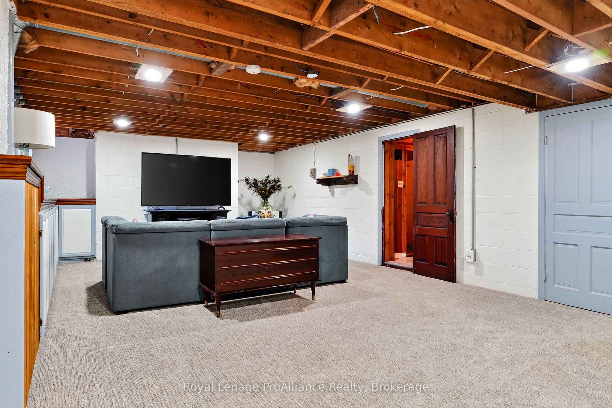 174 University Avenue W Property Photo 34