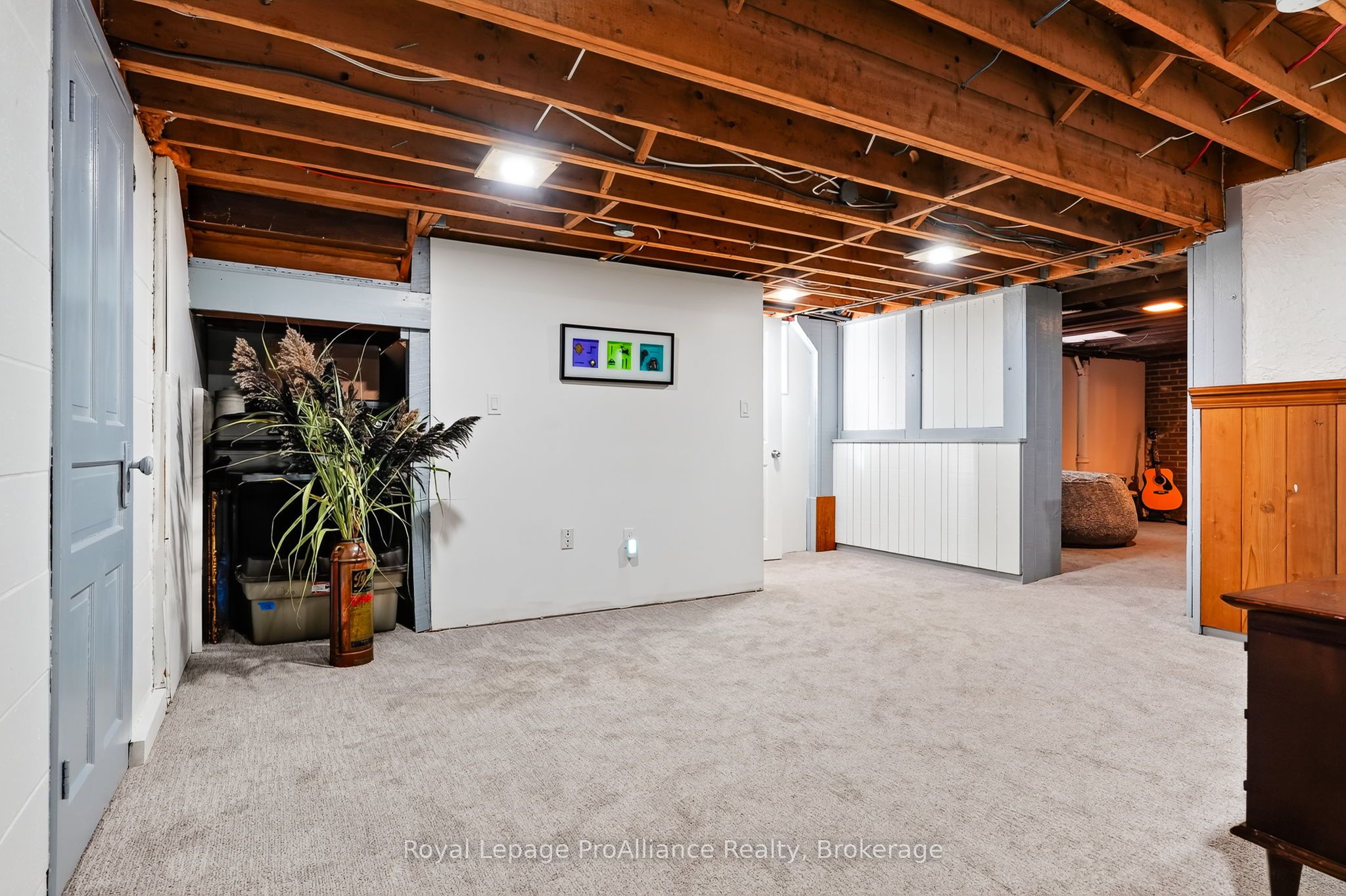 174 University Avenue W Property Photo 35