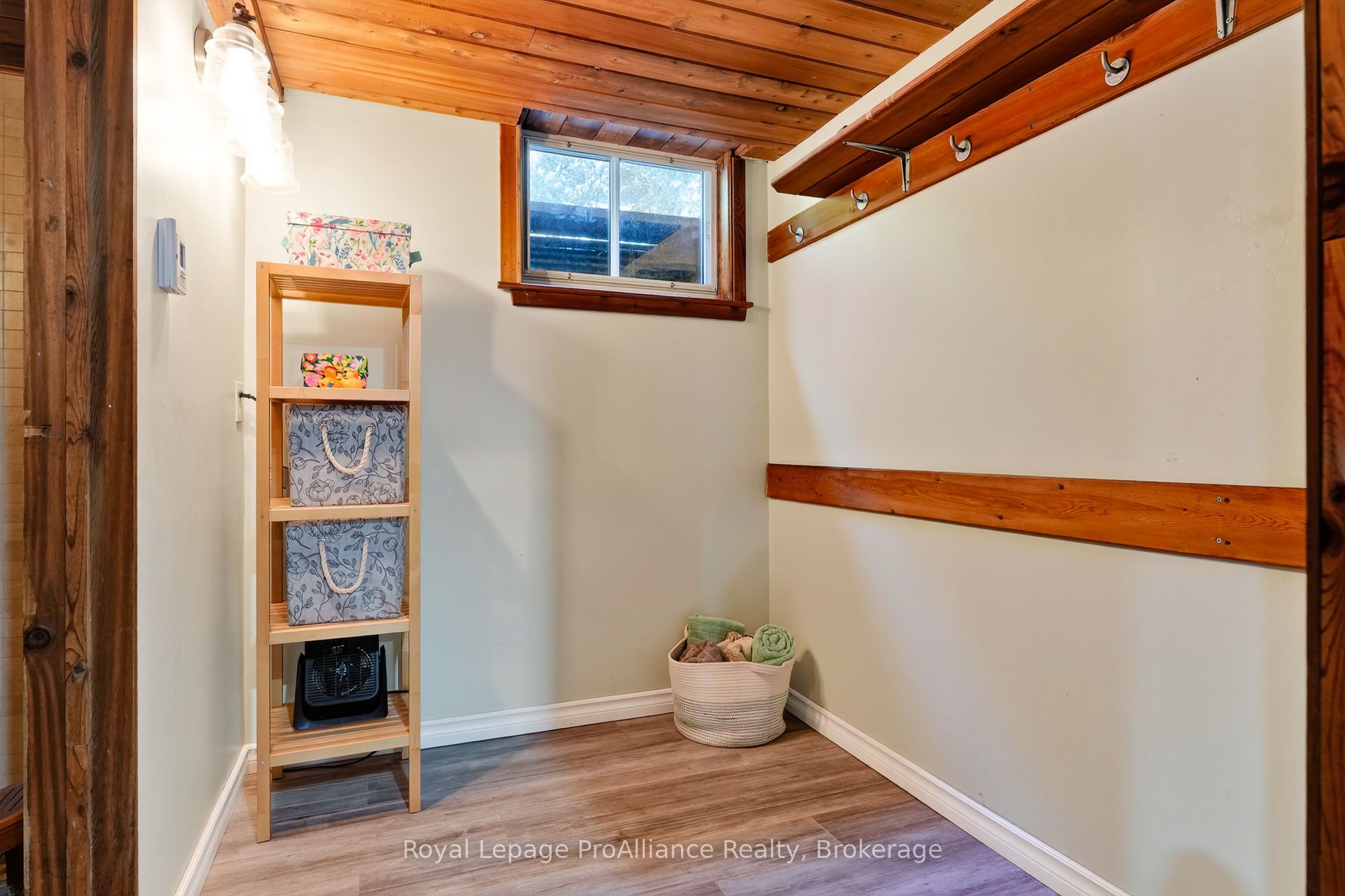 174 University Avenue W Property Photo 36
