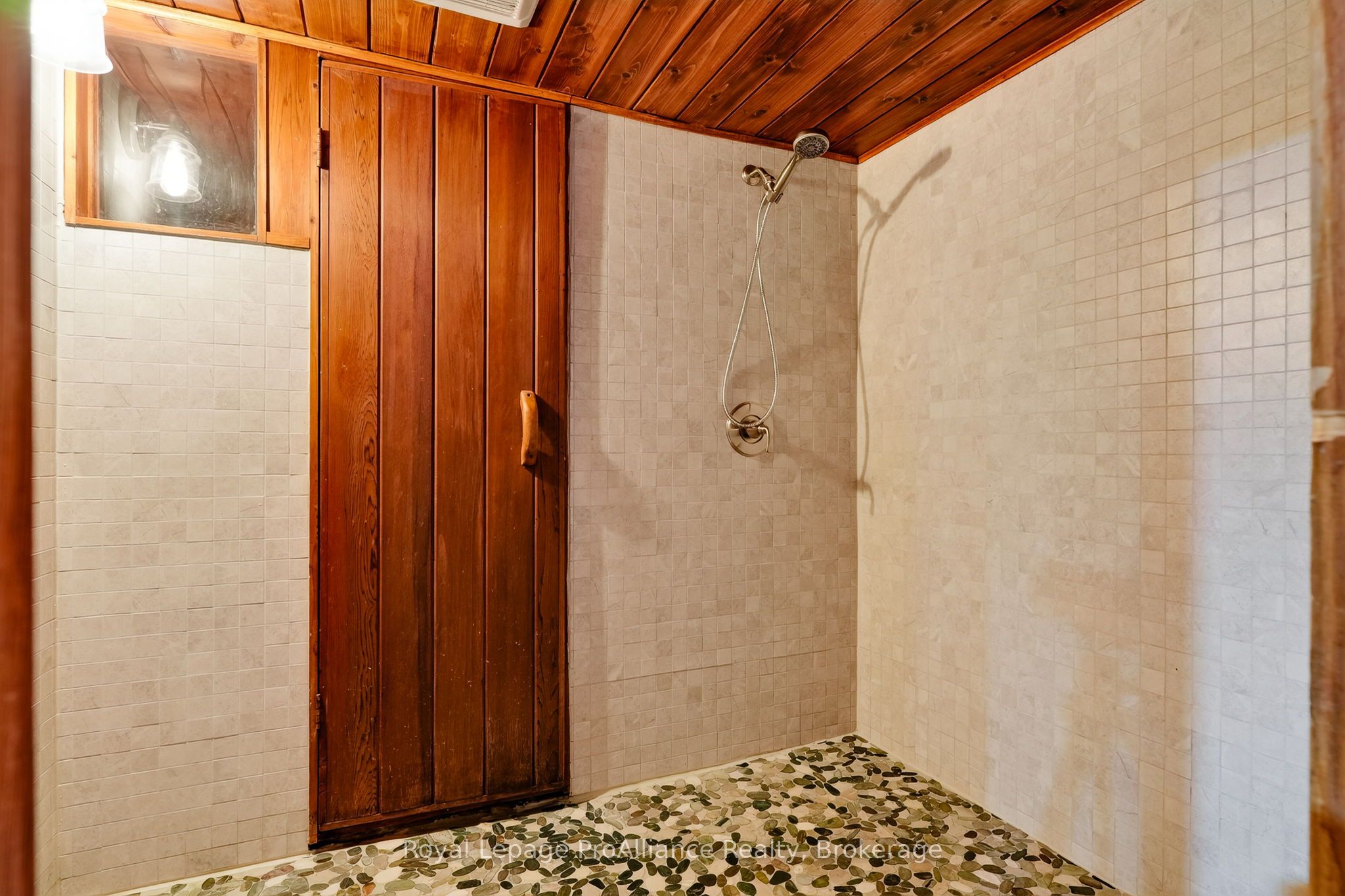 174 University Avenue W Property Photo 37