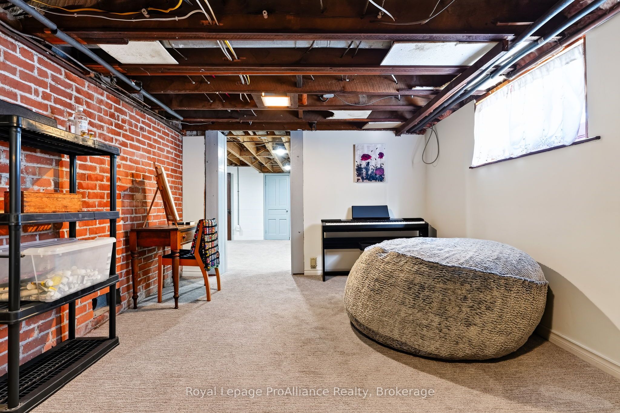 174 University Avenue W Property Photo 40