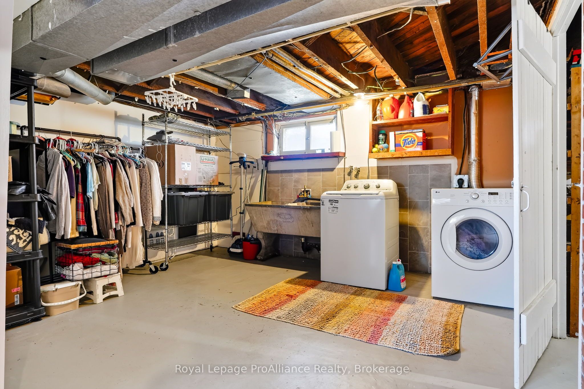 174 University Avenue W Property Photo 41