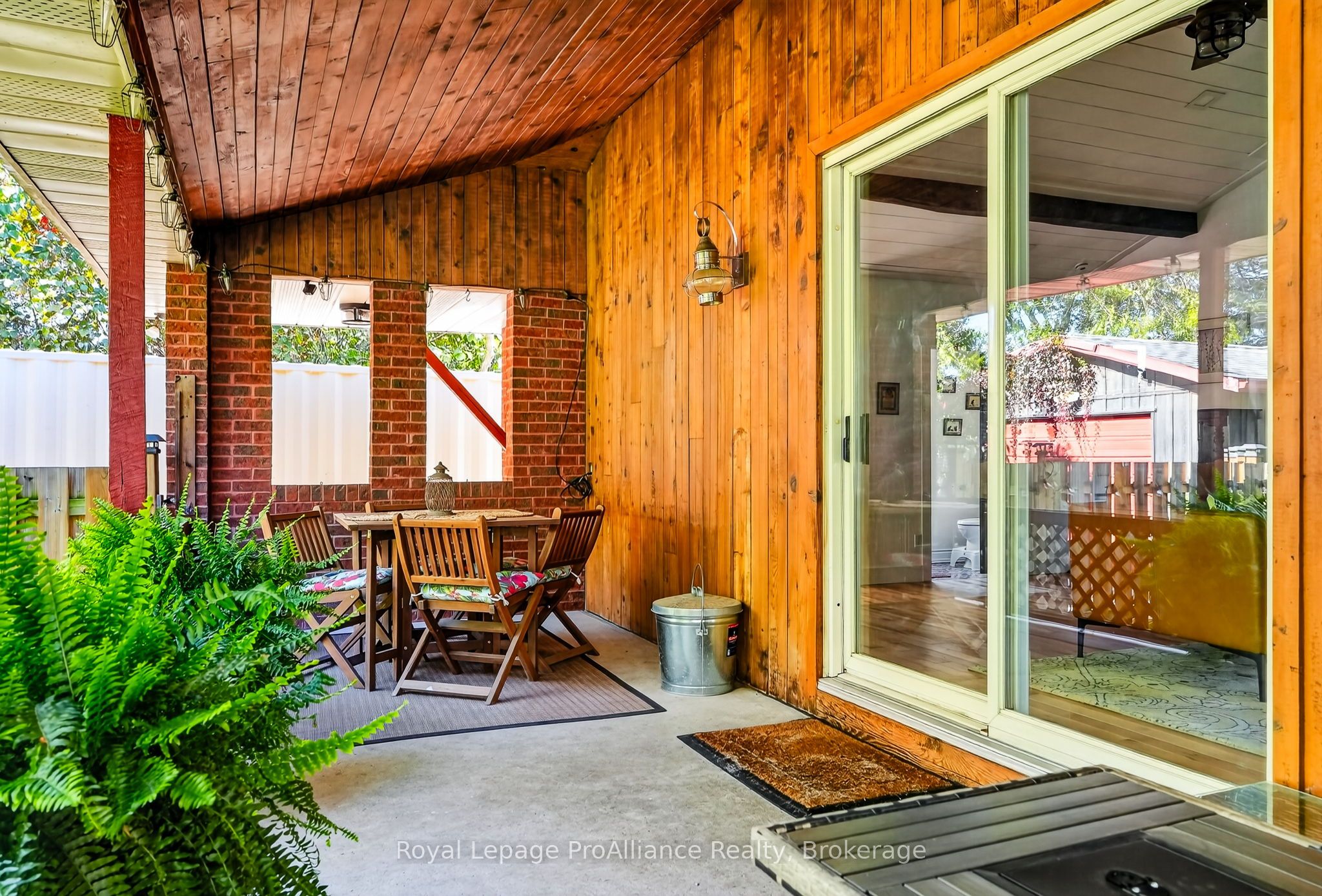 174 University Avenue W Property Photo 43