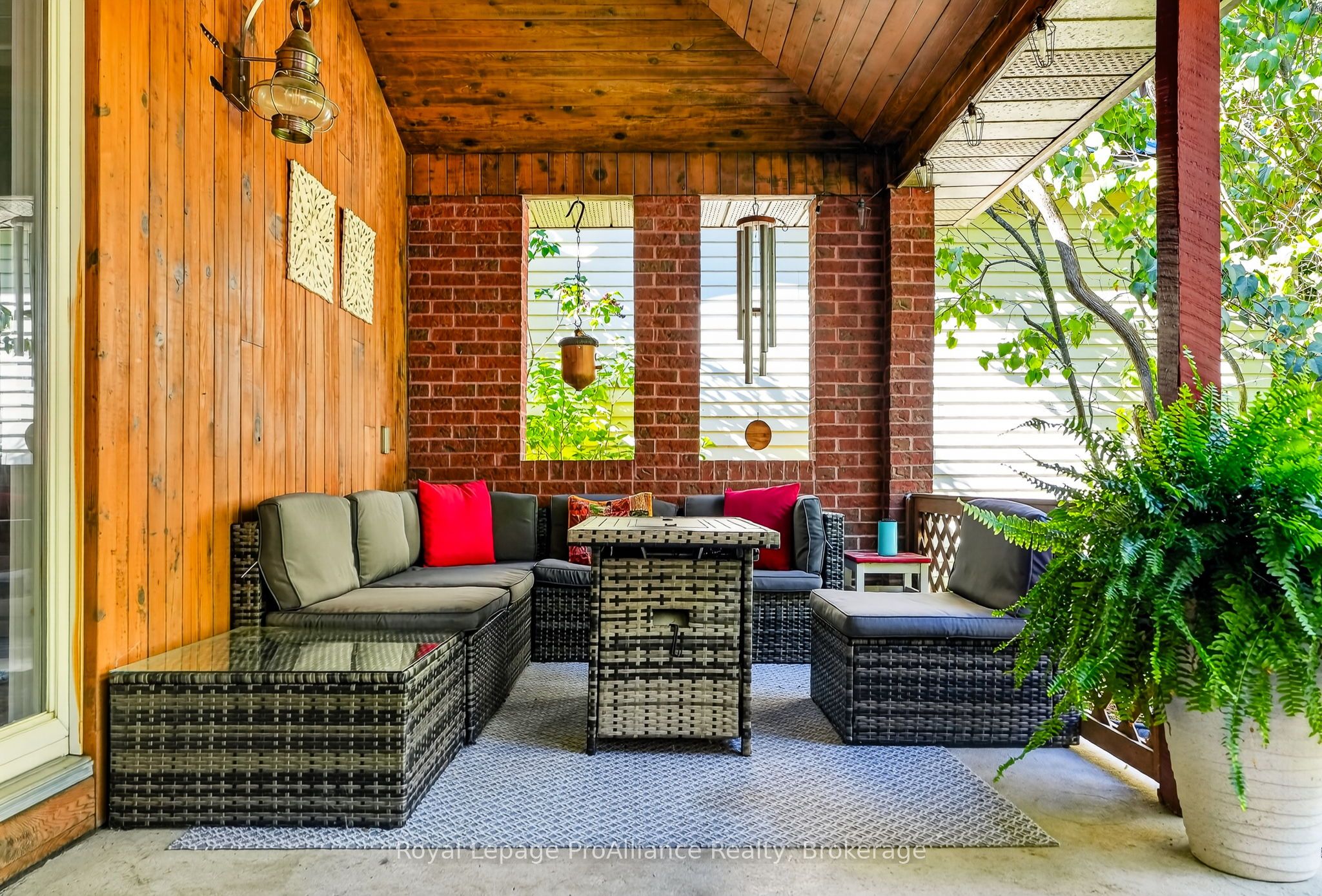 174 University Avenue W Property Photo 44