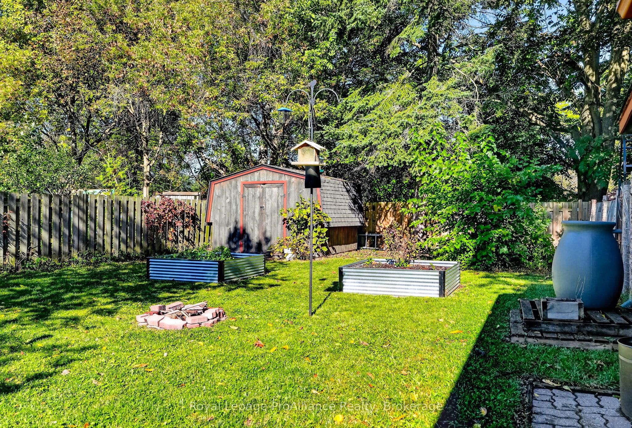 174 University Avenue W Property Photo 45