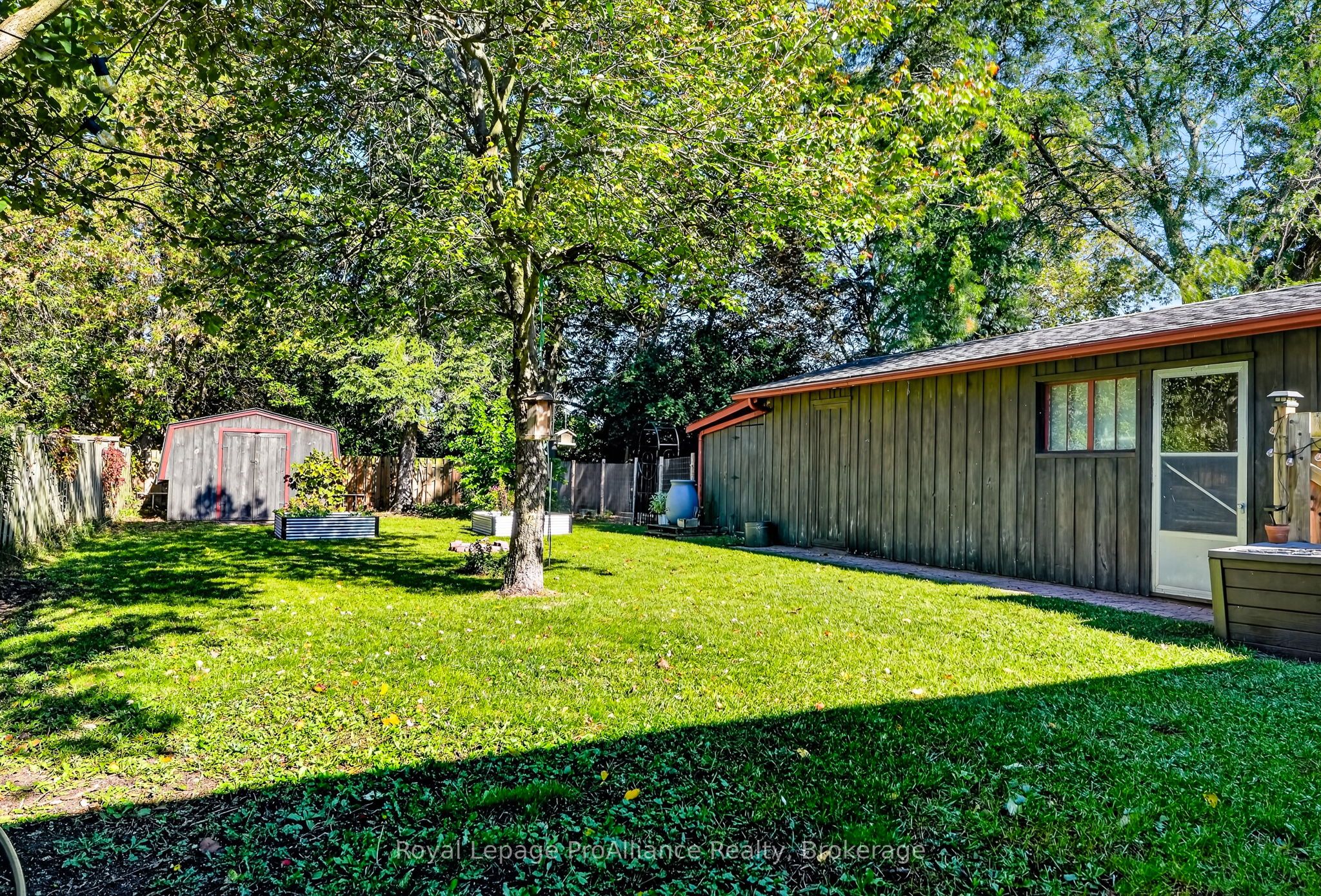 174 University Avenue W Property Photo 46