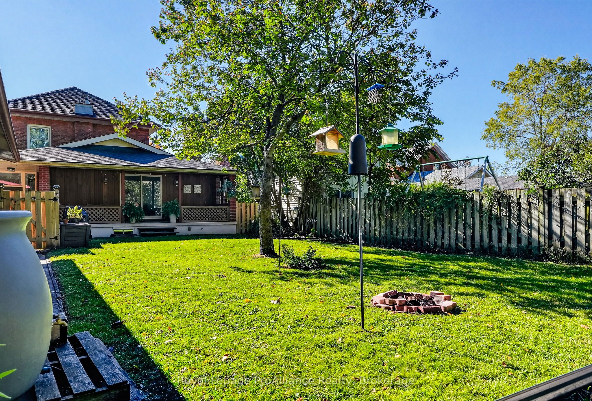 174 University Avenue W Property Photo 48