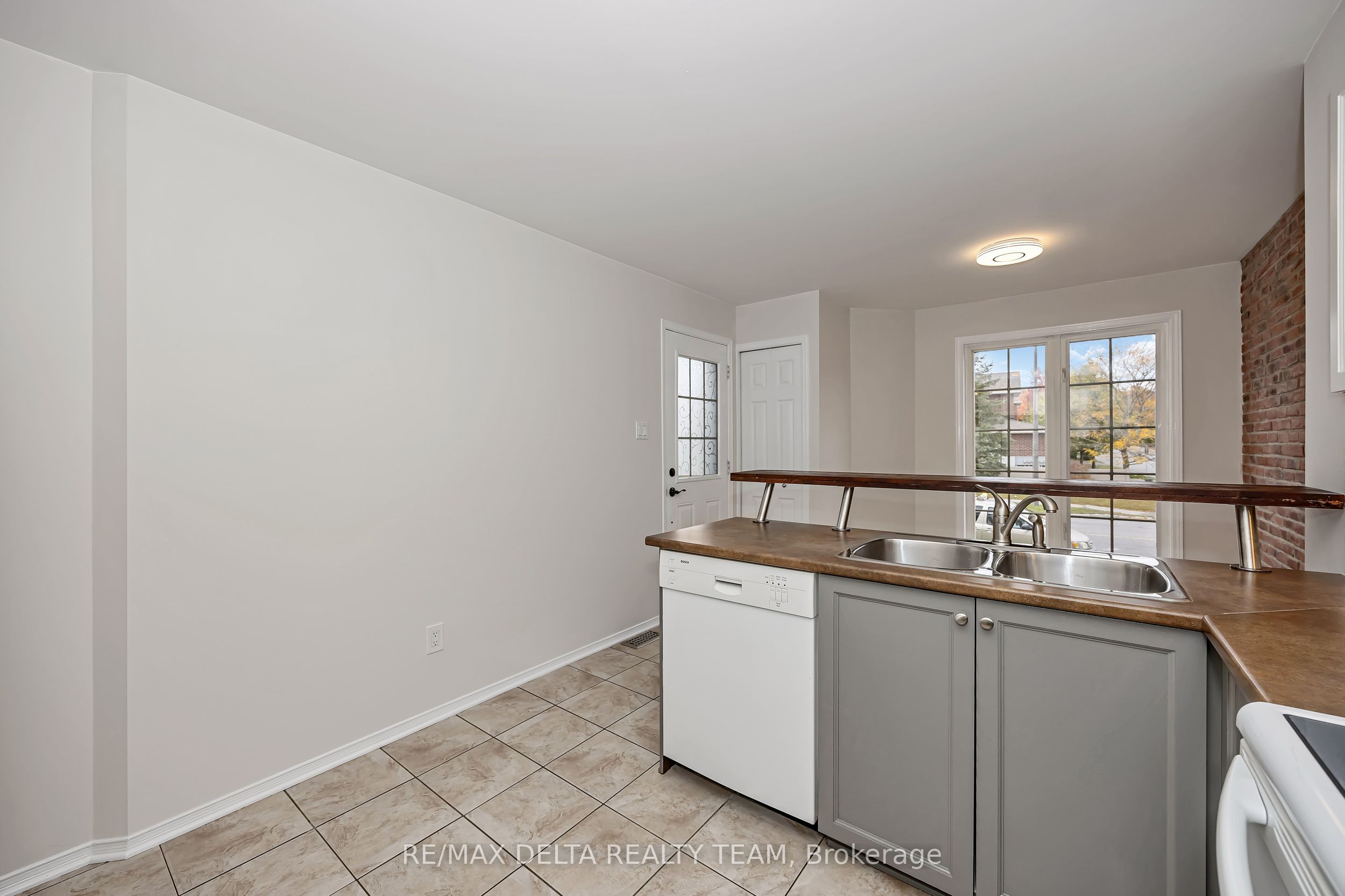 900 Longfields Drive Property Photo 7