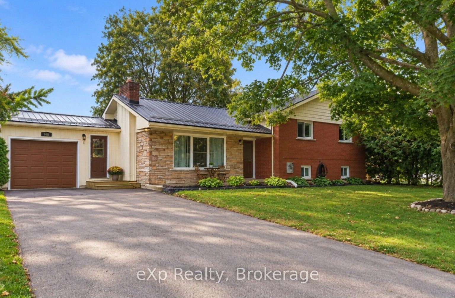 165 Victoria Street W Property Photo 2