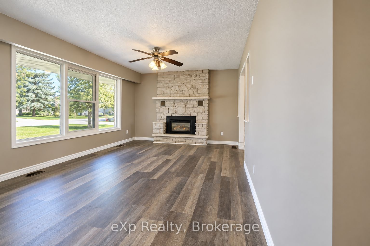 165 Victoria Street W Property Photo 4