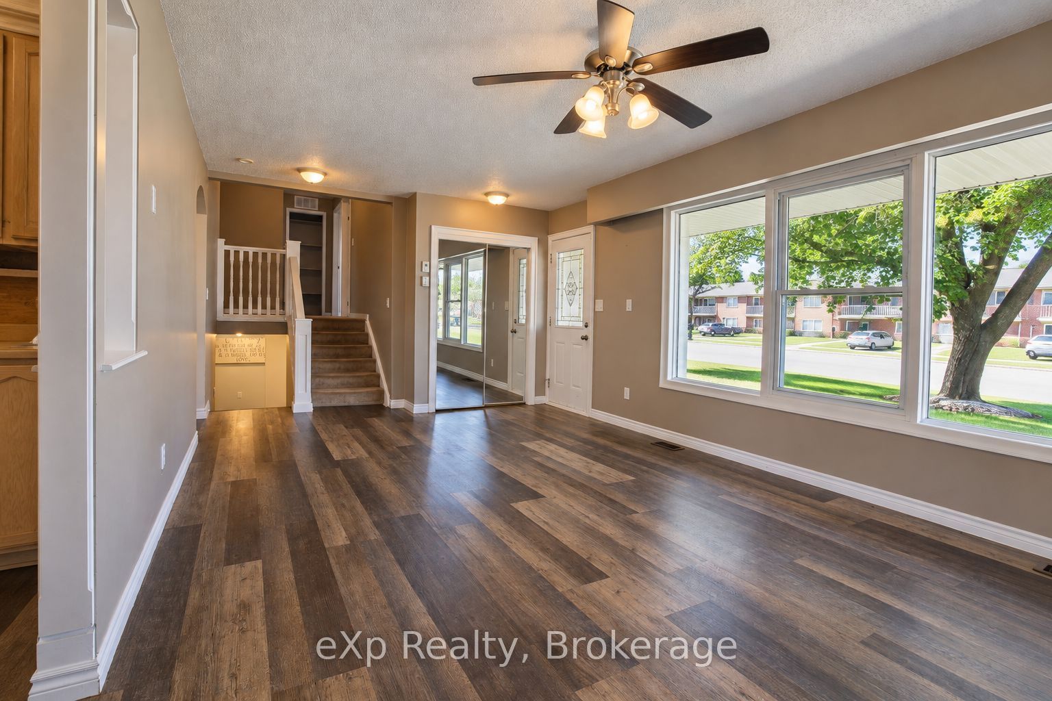 165 Victoria Street W Property Photo 6
