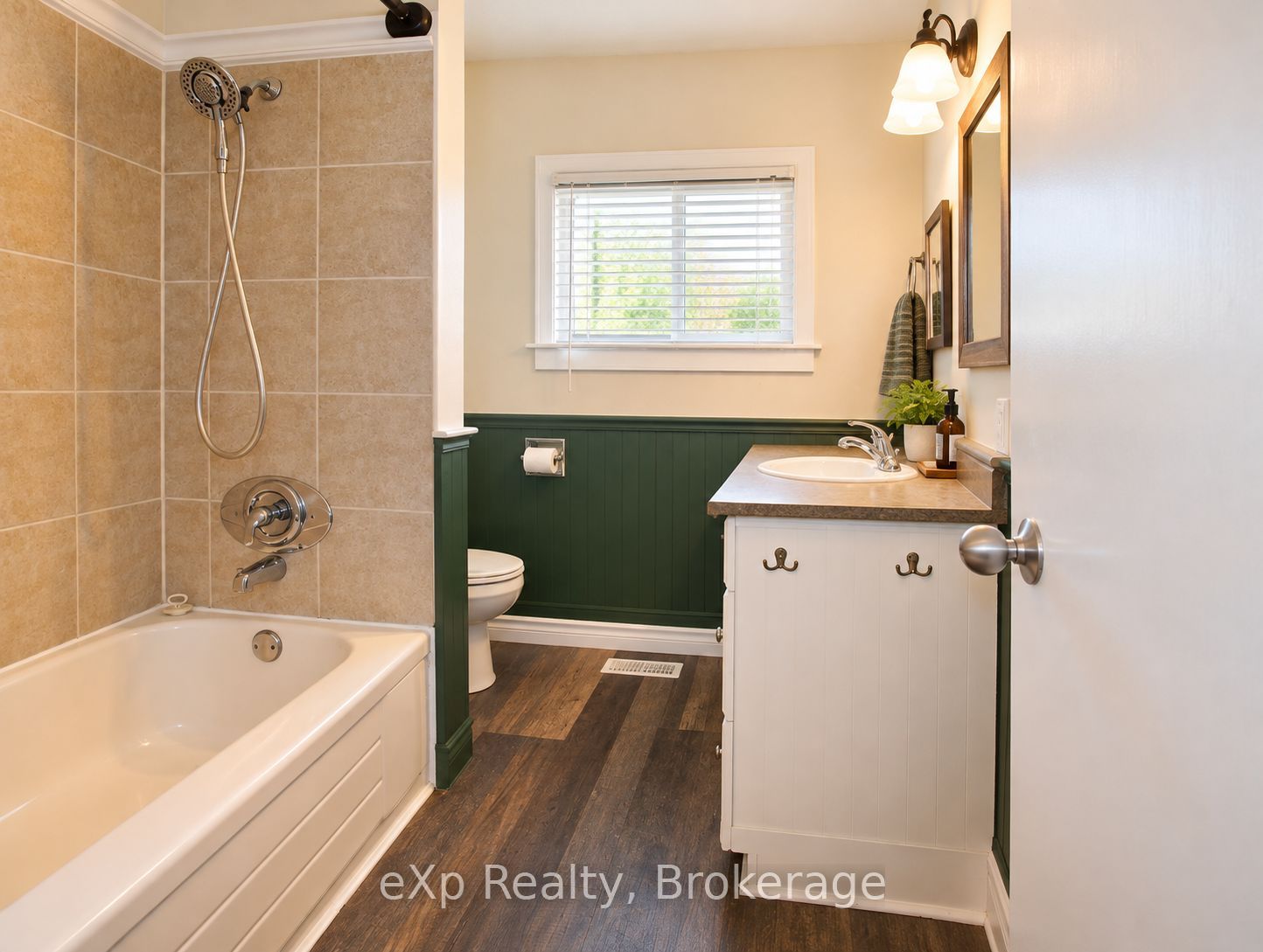 165 Victoria Street W Property Photo 22