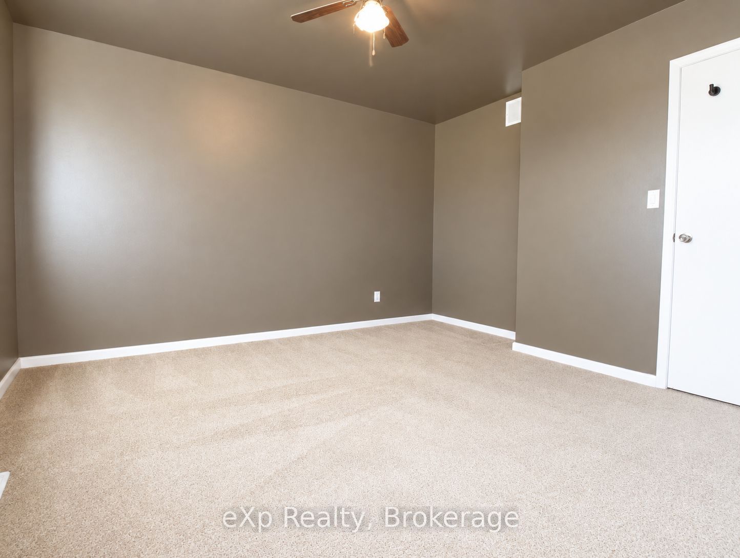 165 Victoria Street W Property Photo 27