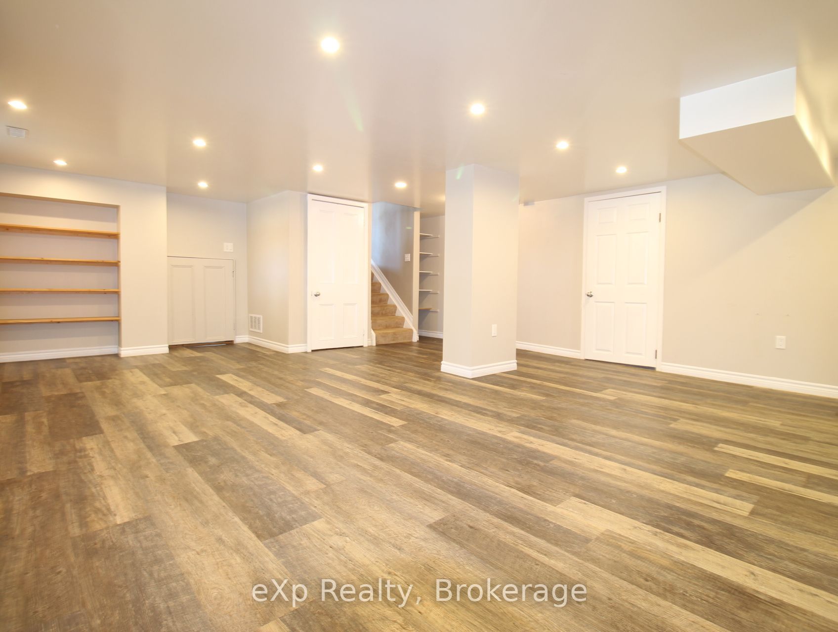 165 Victoria Street W Property Photo 31