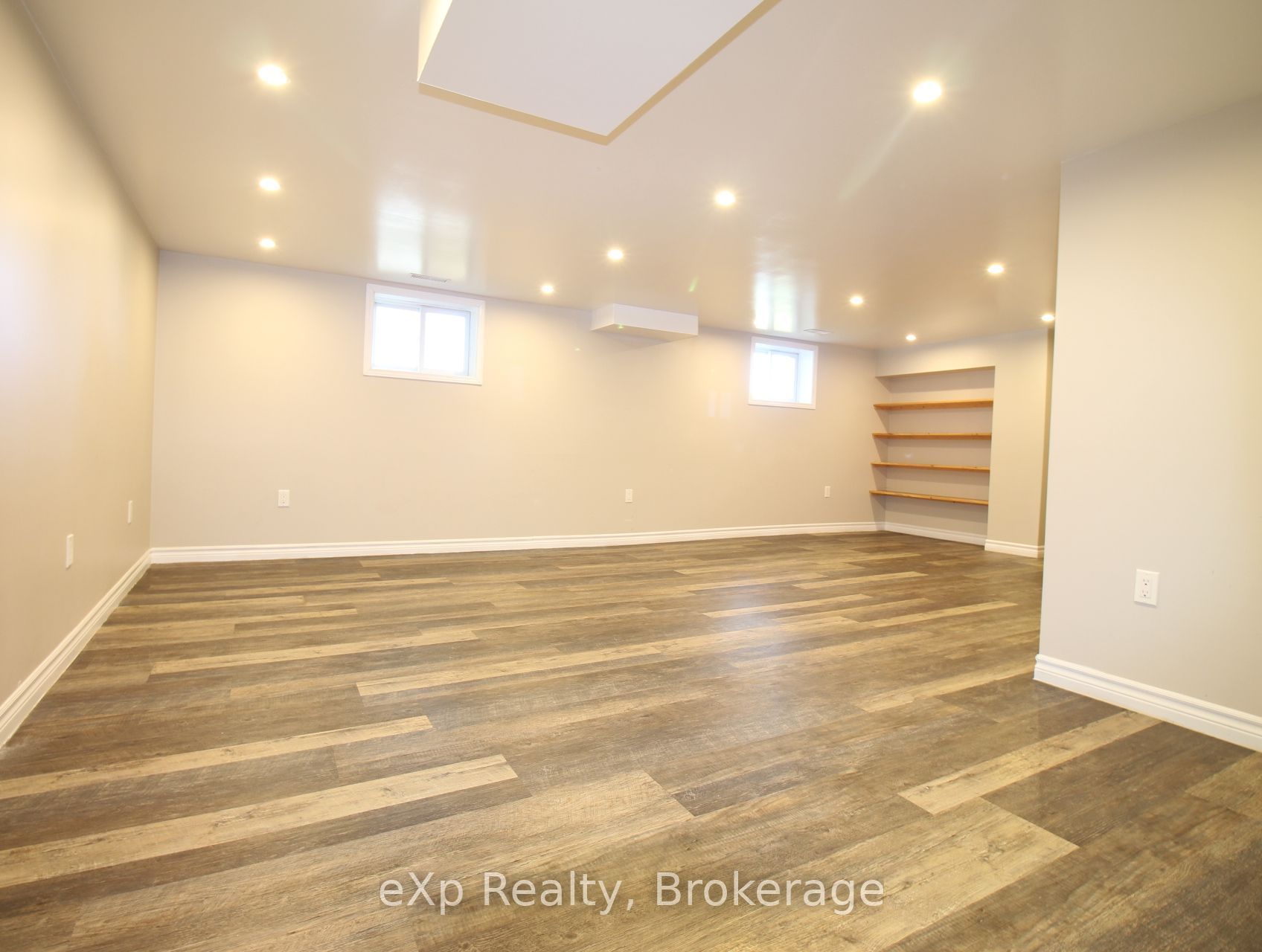 165 Victoria Street W Property Photo 33