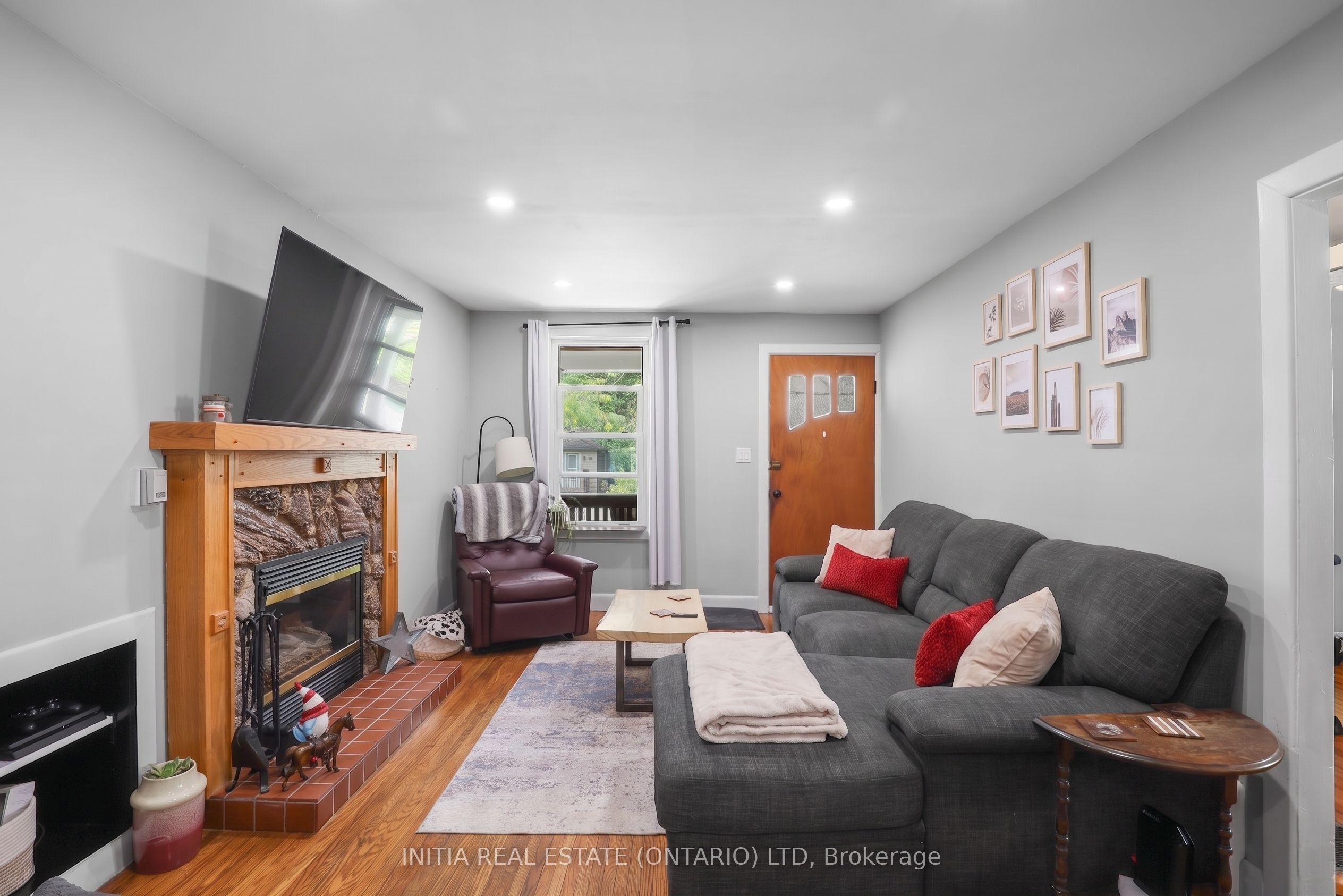 55 Briscoe Street W Property Photo 3