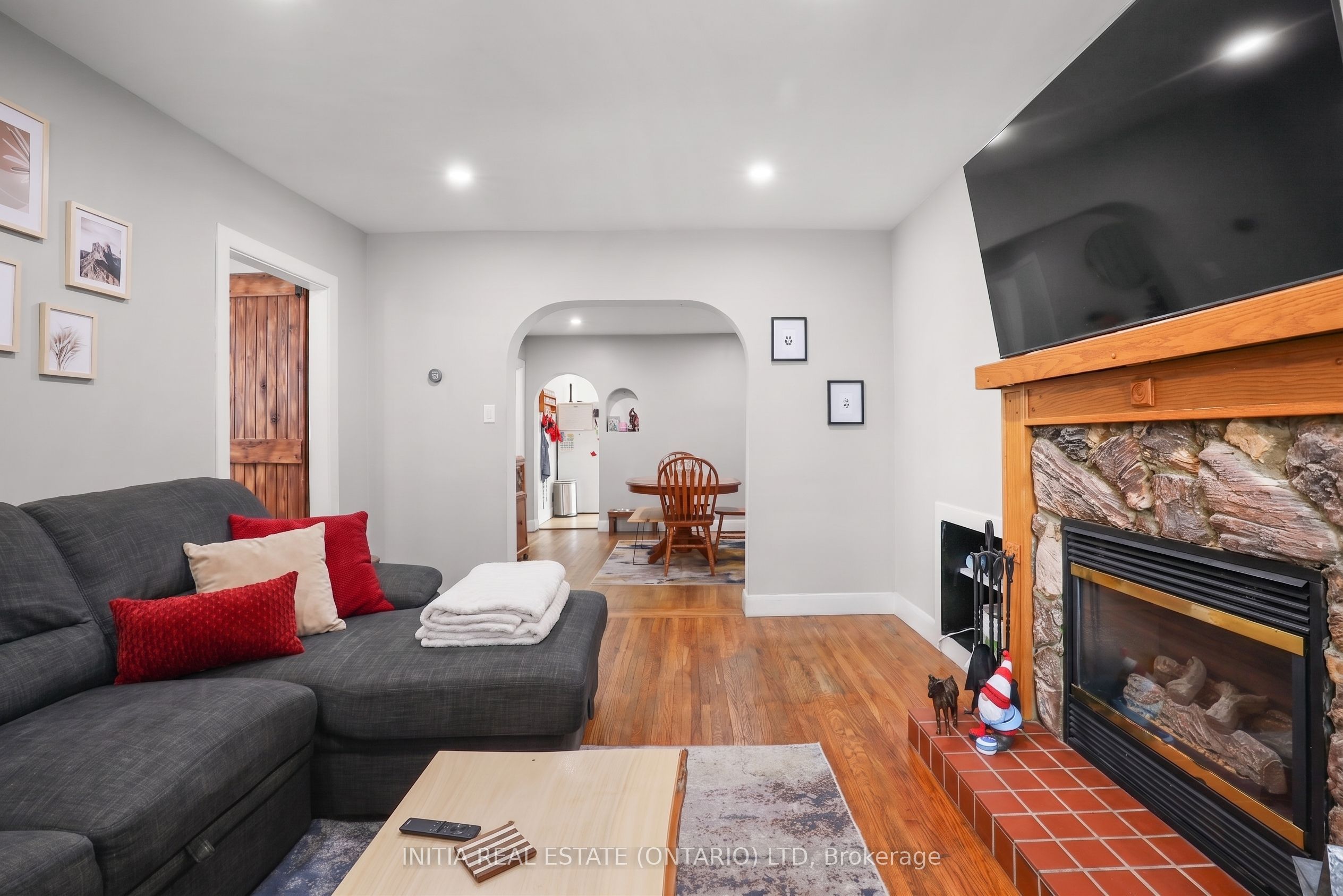 55 Briscoe Street W Property Photo 4