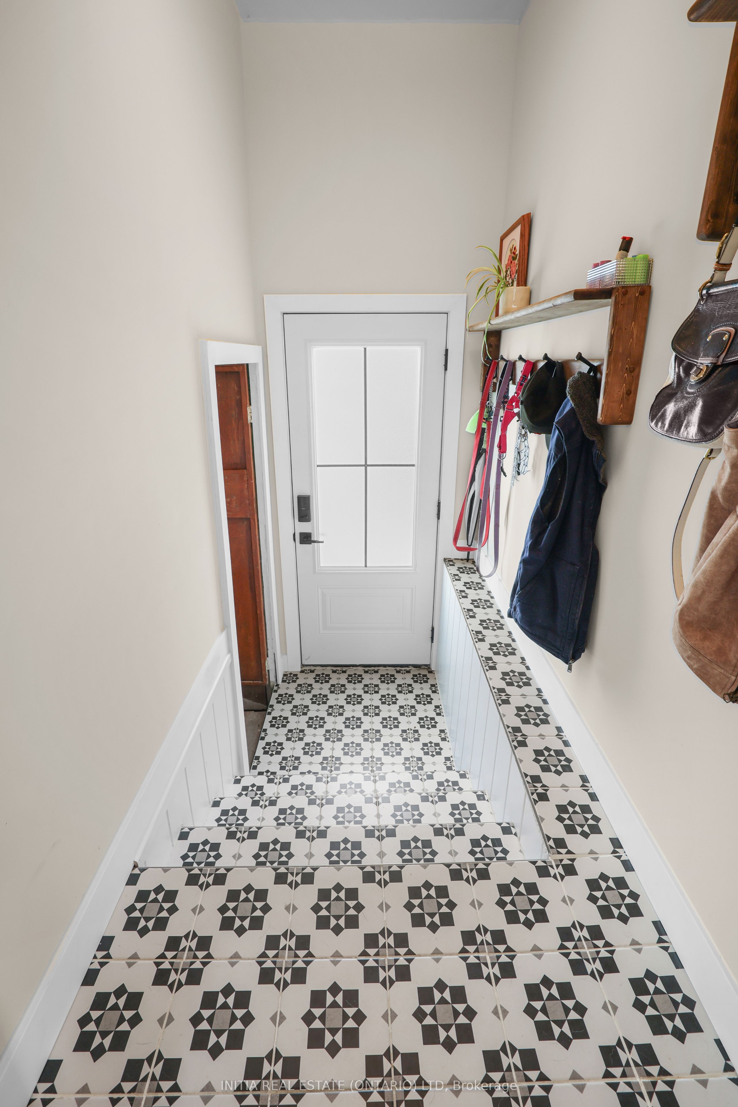 55 Briscoe Street W Property Photo 9