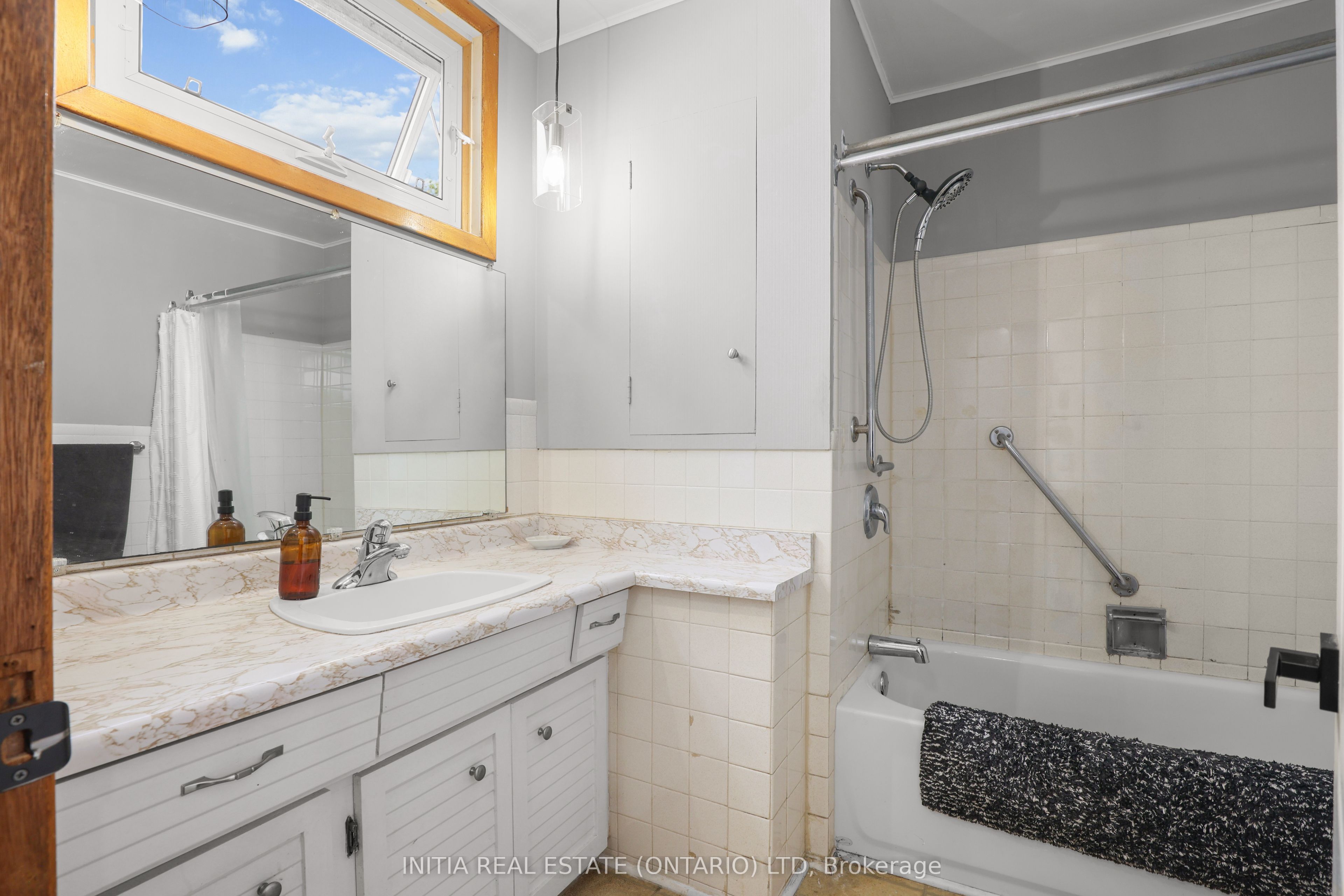 55 Briscoe Street W Property Photo 12