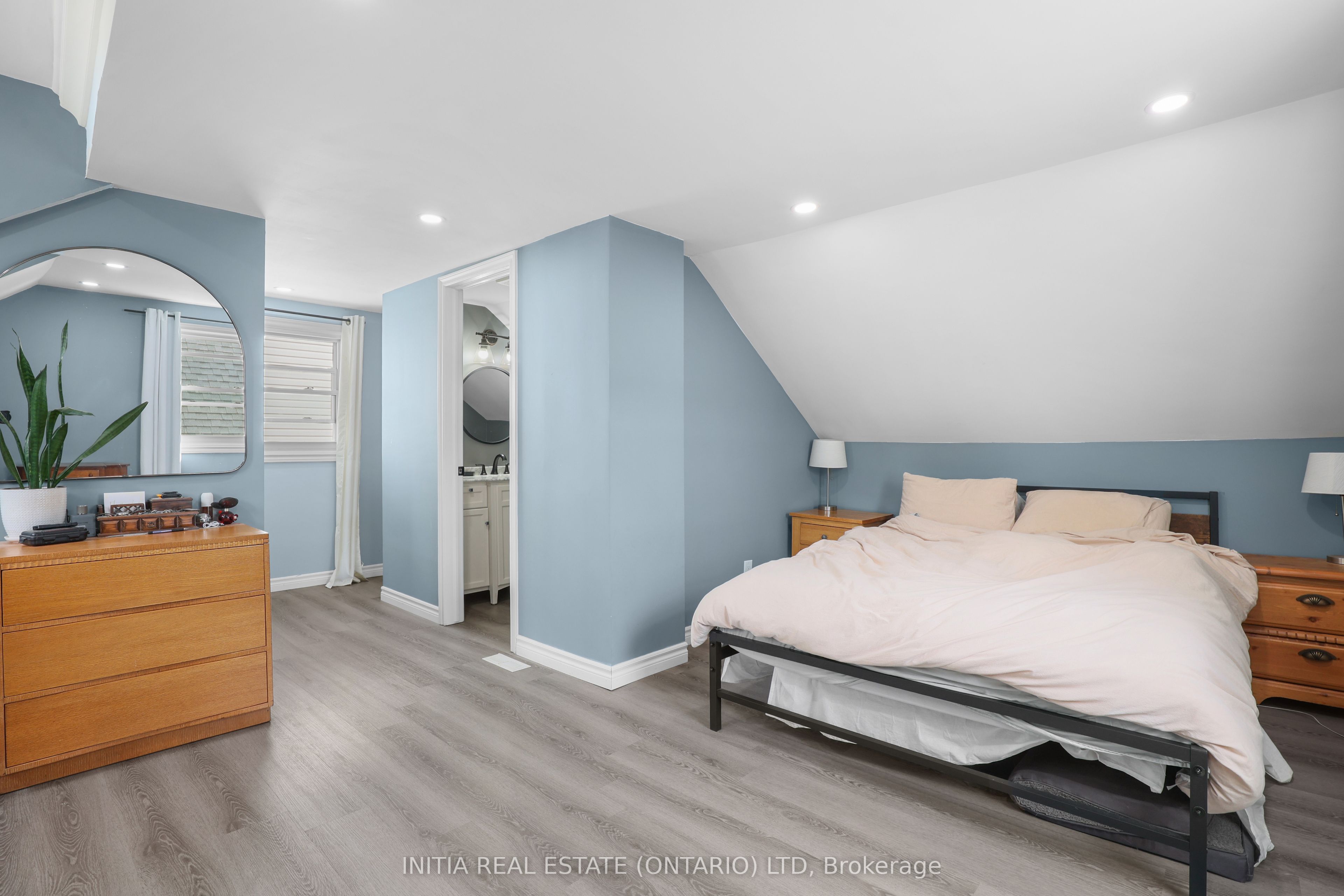 55 Briscoe Street W Property Photo 16