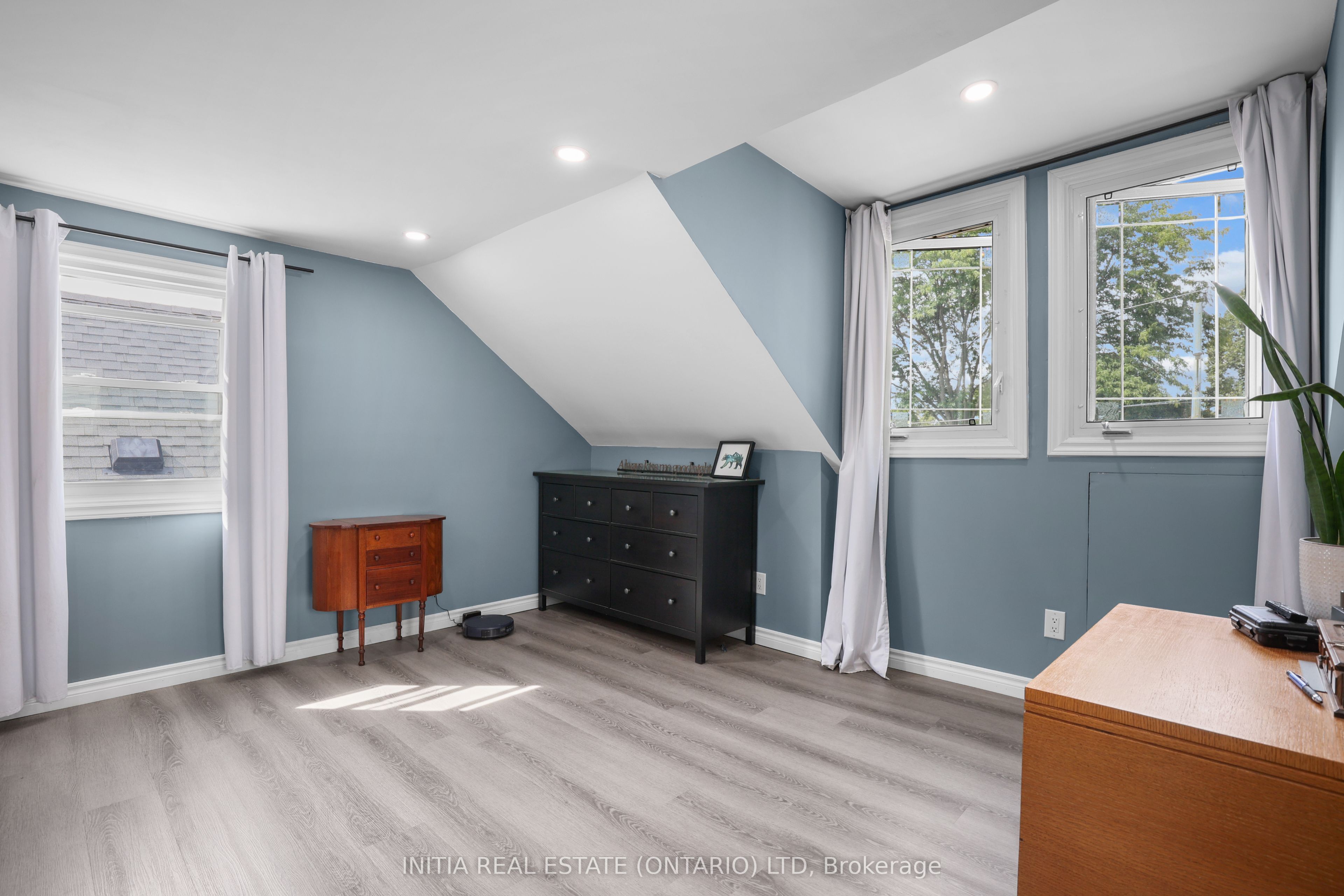 55 Briscoe Street W Property Photo 17