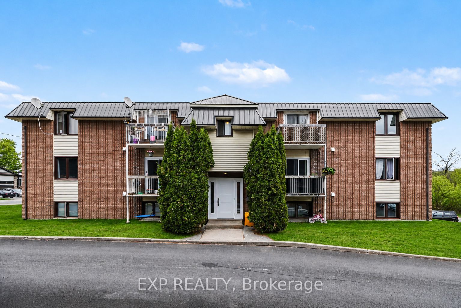 875 LAURIER Street 10 Property Photo 1