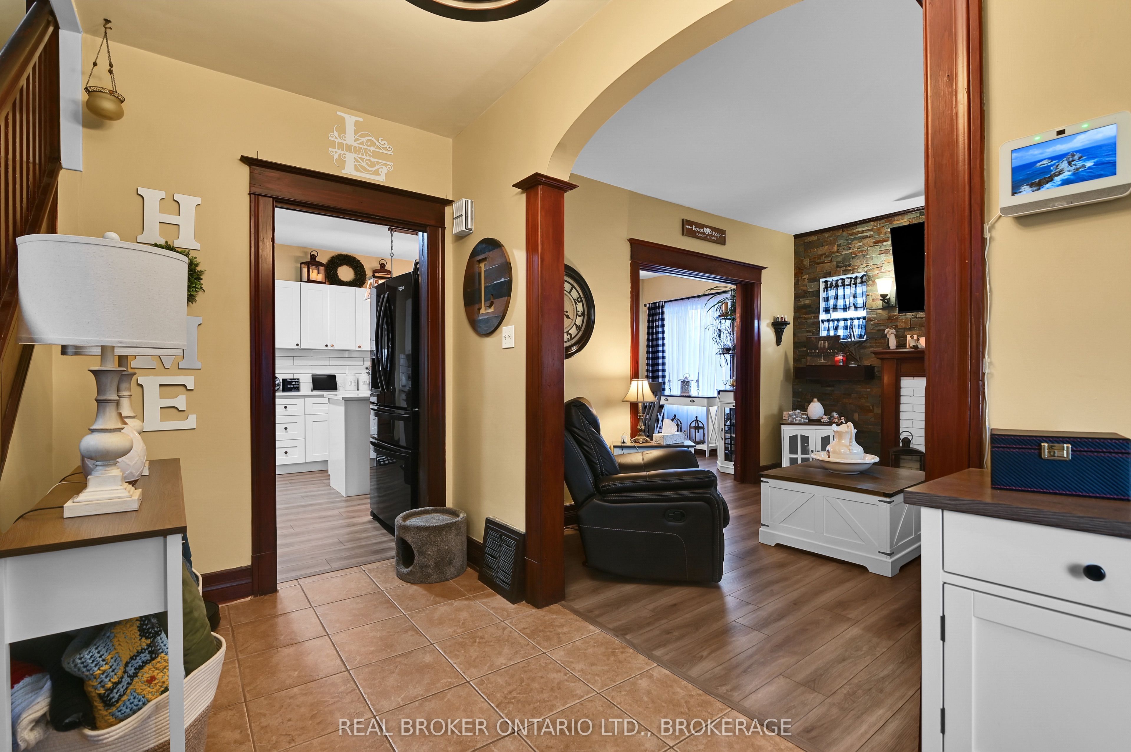 214 Fourth Street W Property Photo 4