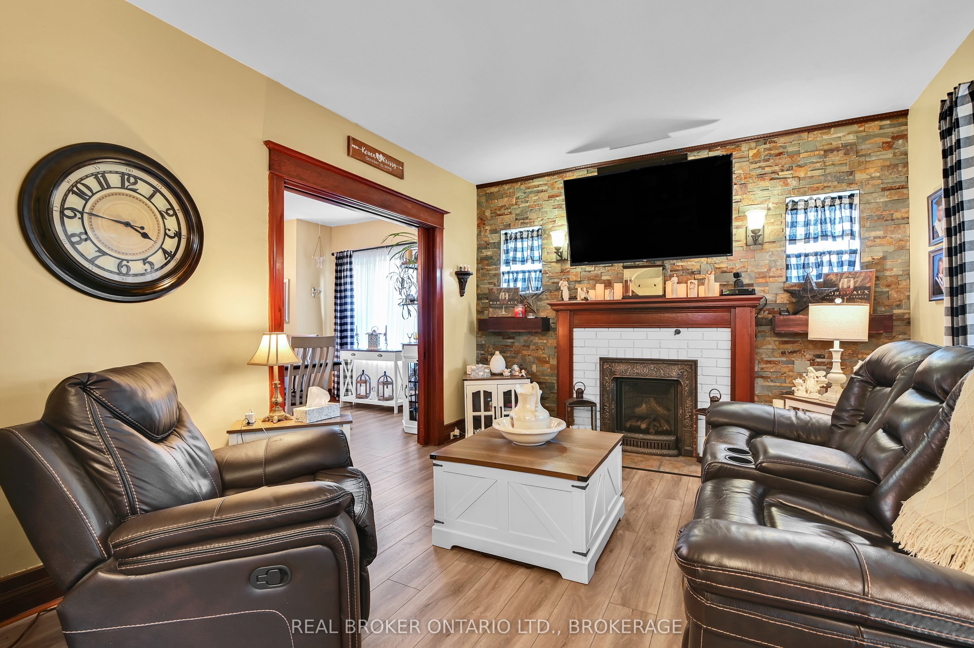 214 Fourth Street W Property Photo 5