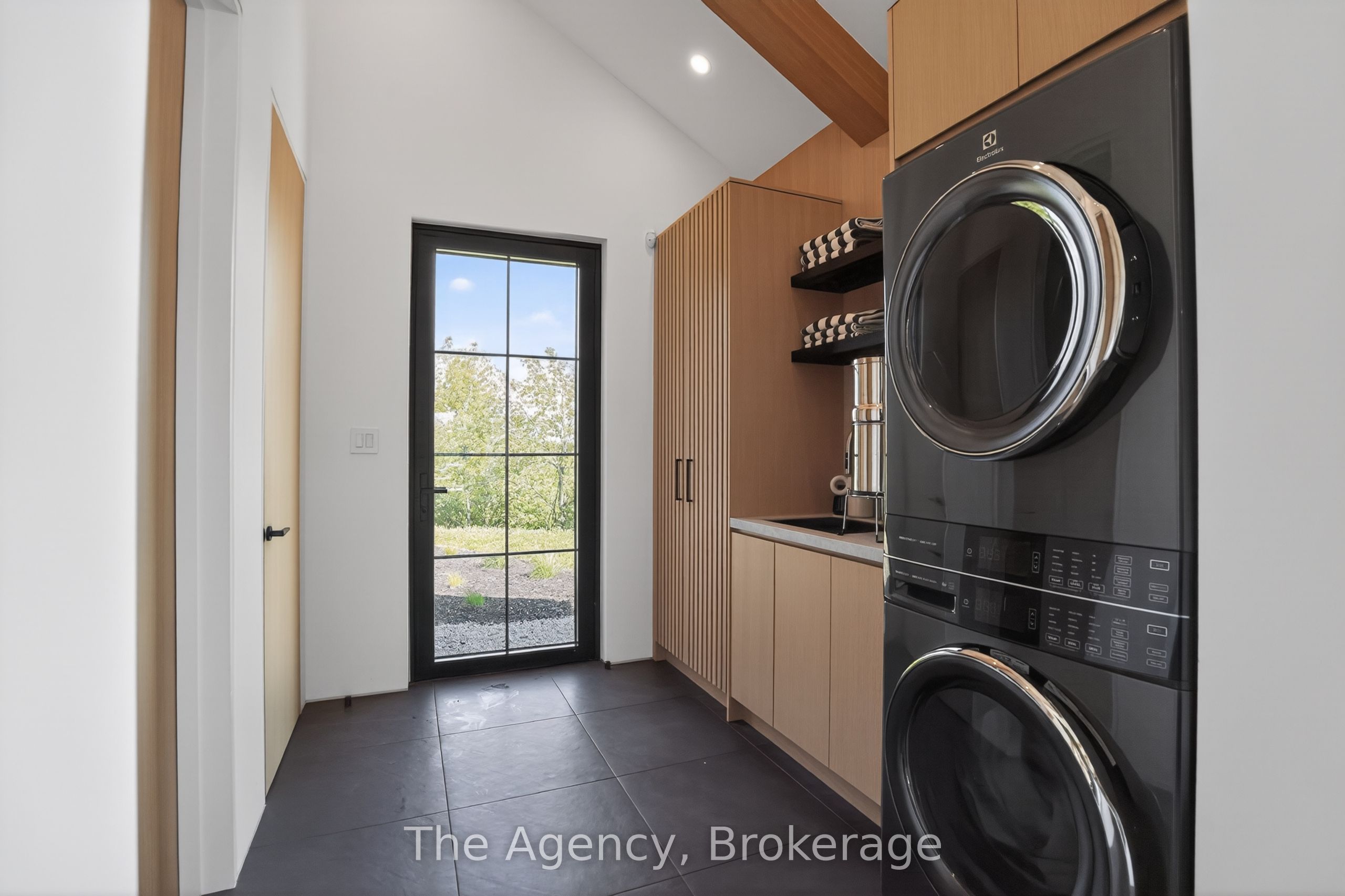 716555 1st Line E Property Photo 17