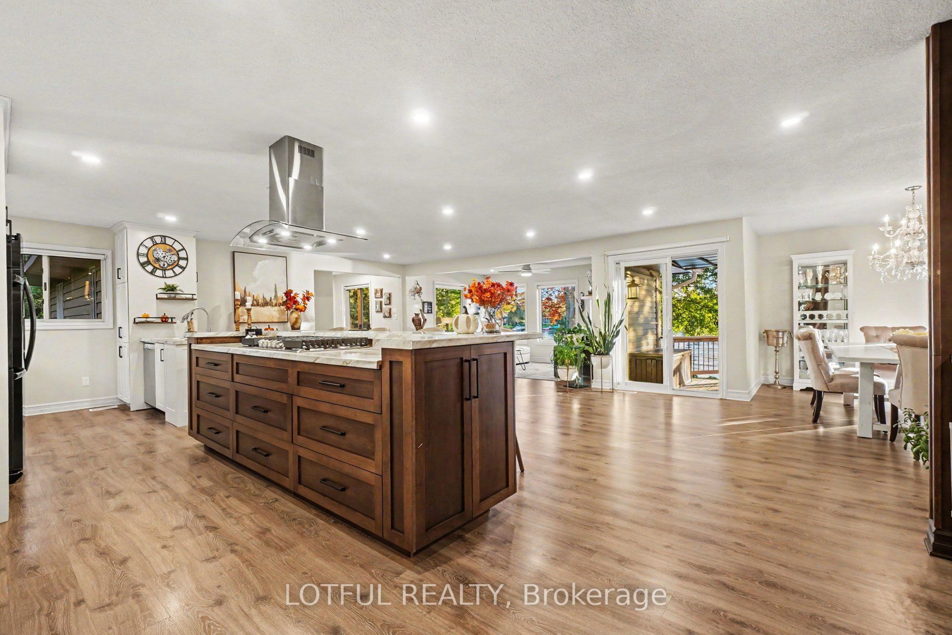 2420 Pine Avenue Property Photo 8