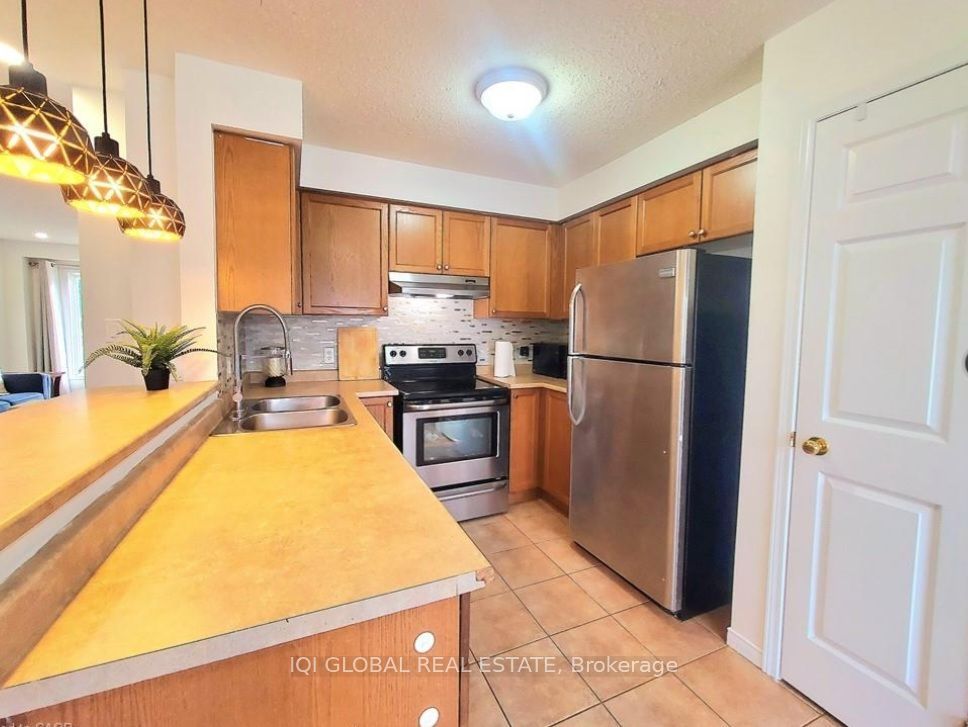 559 Victoria Road N Property Photo 8