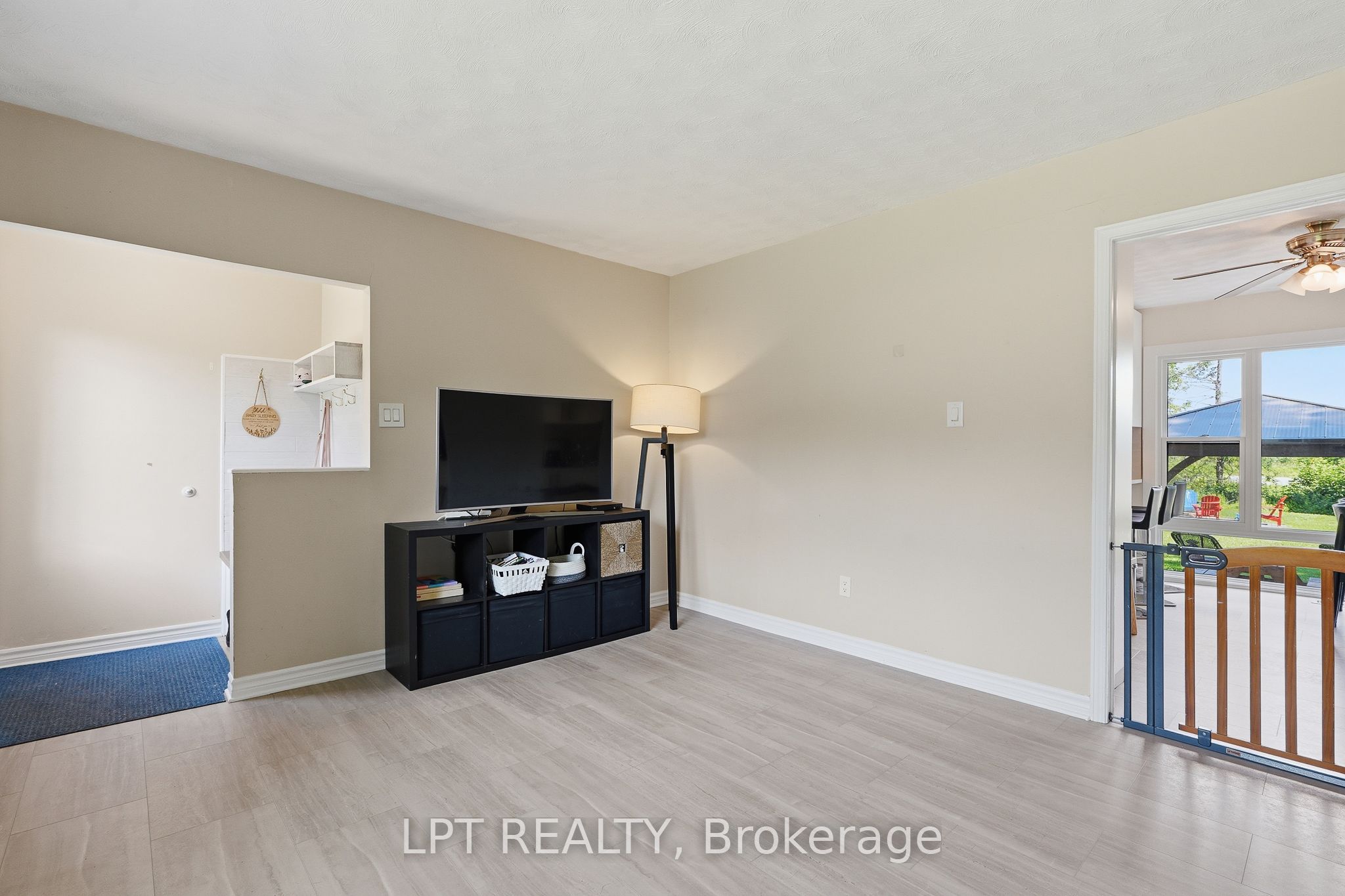1467 Meadow Road N Property Photo 8