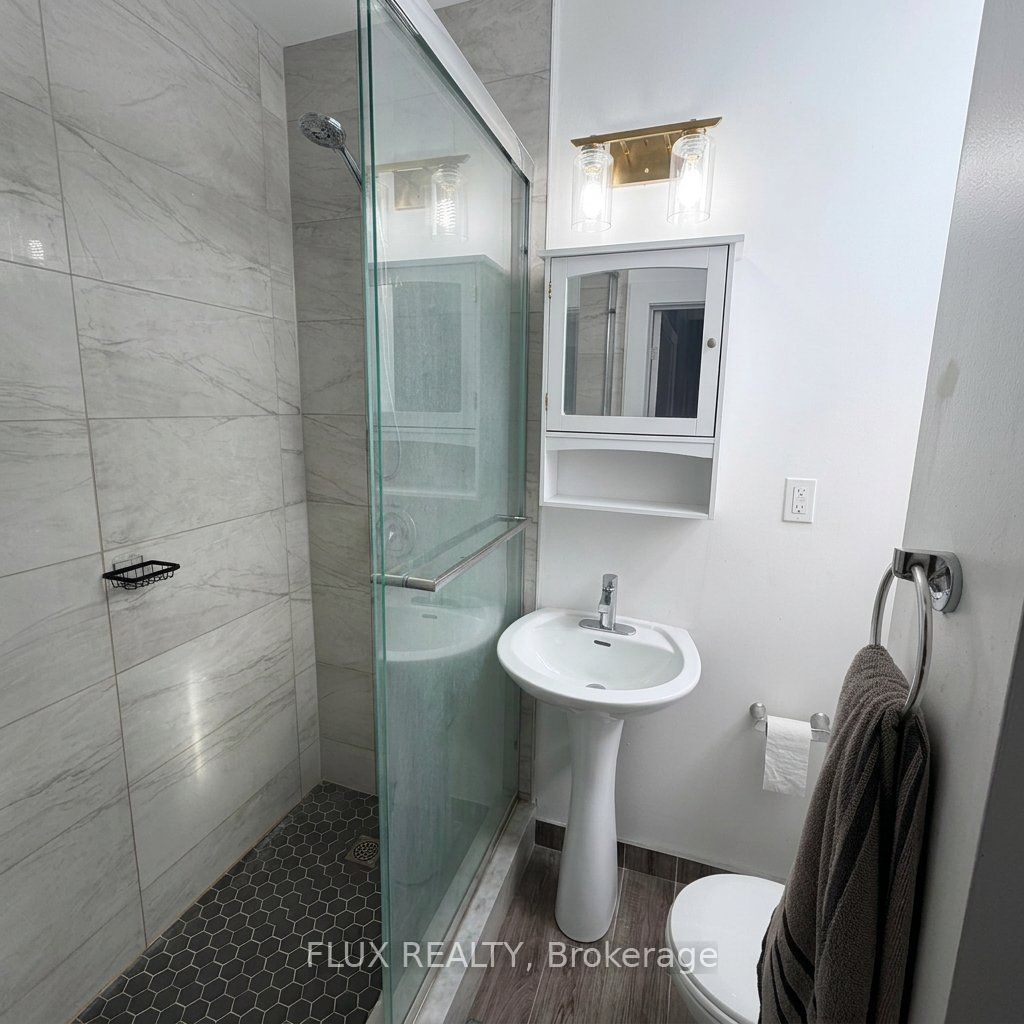 195 Waterloo Street S 3 Property Photo 4