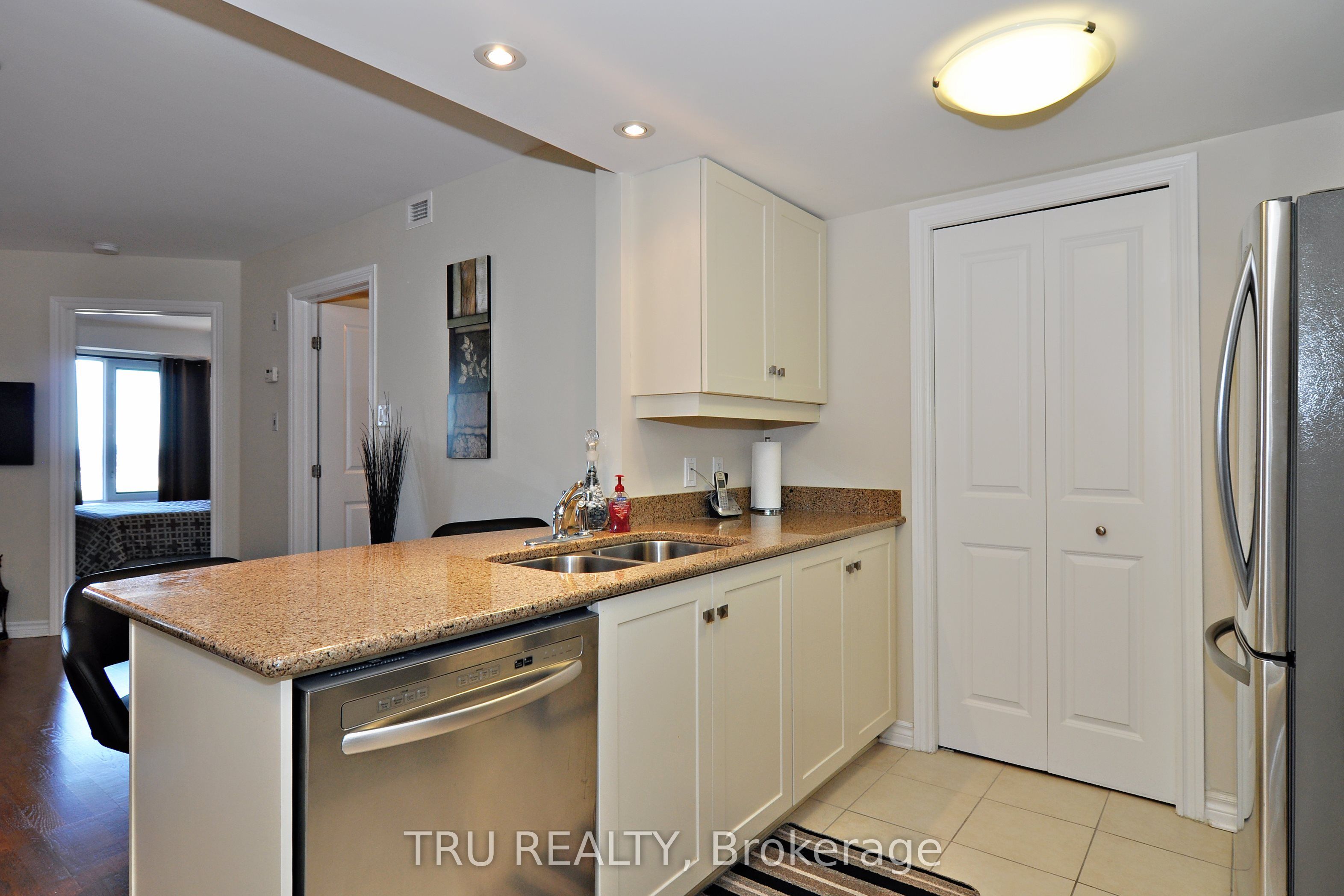 314 Central Park Drive 908 Property Photo 4