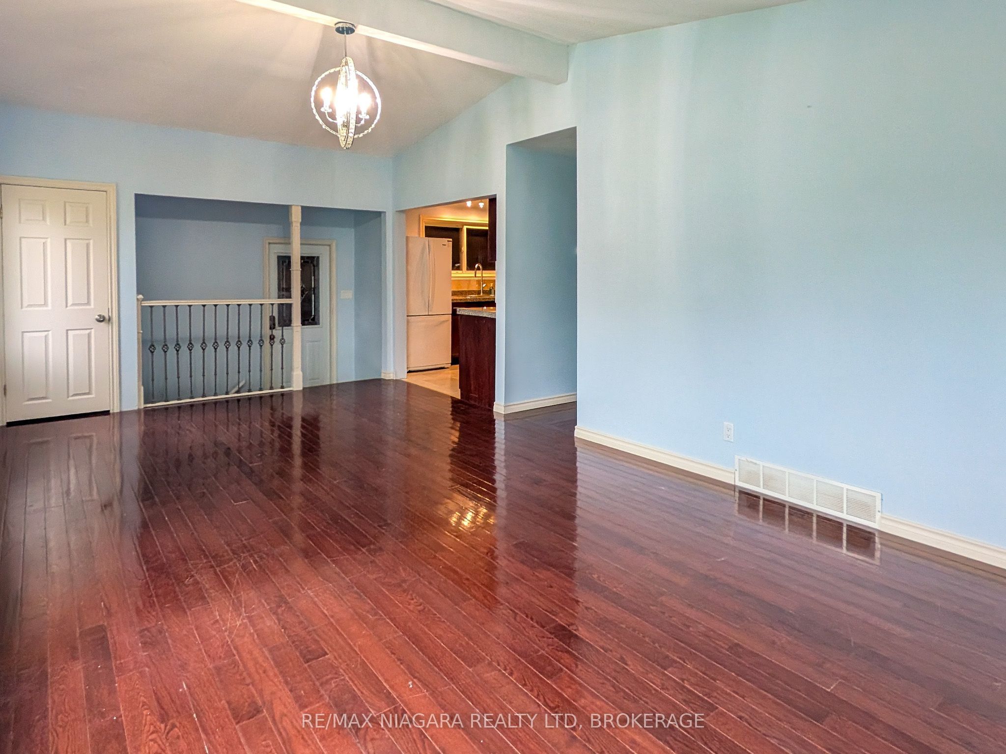 6122 Mayfair Drive Property Photo 2
