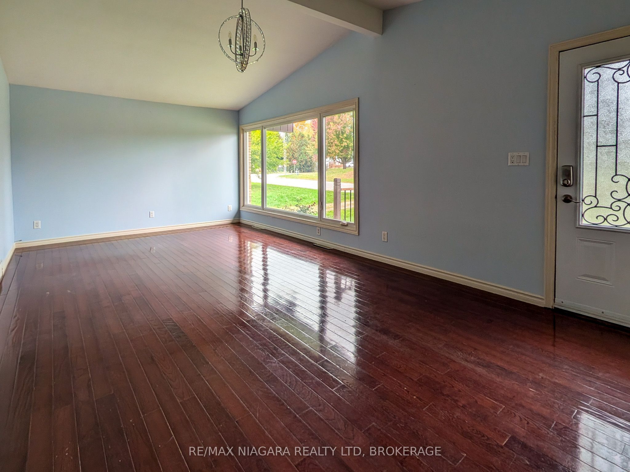 6122 Mayfair Drive Property Photo 4