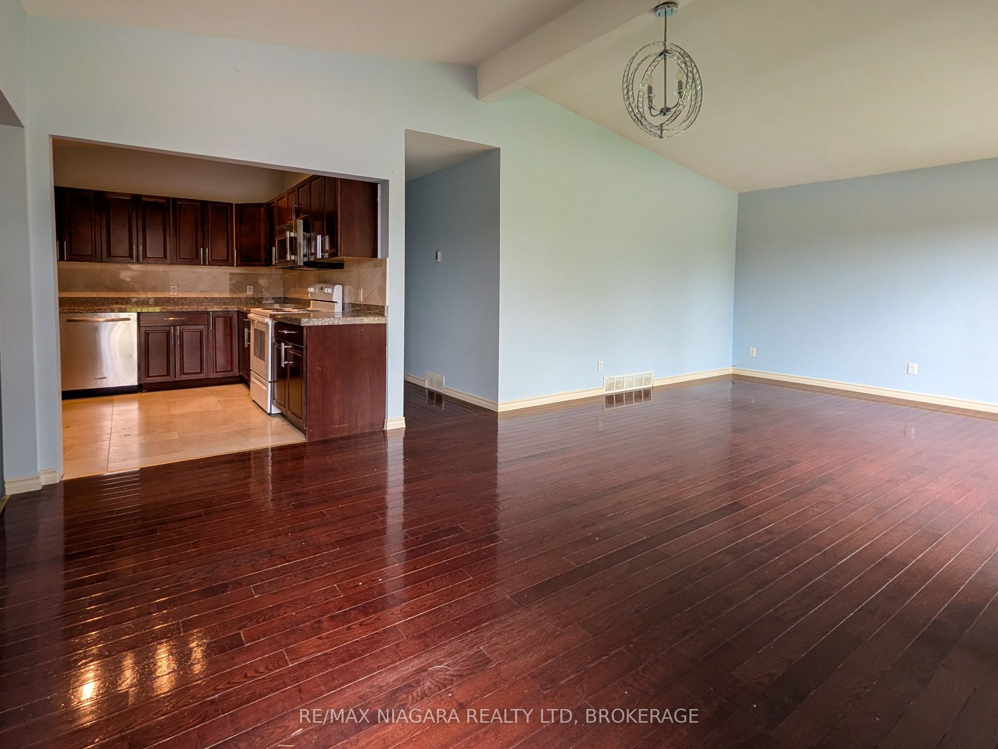 6122 Mayfair Drive Property Photo 6