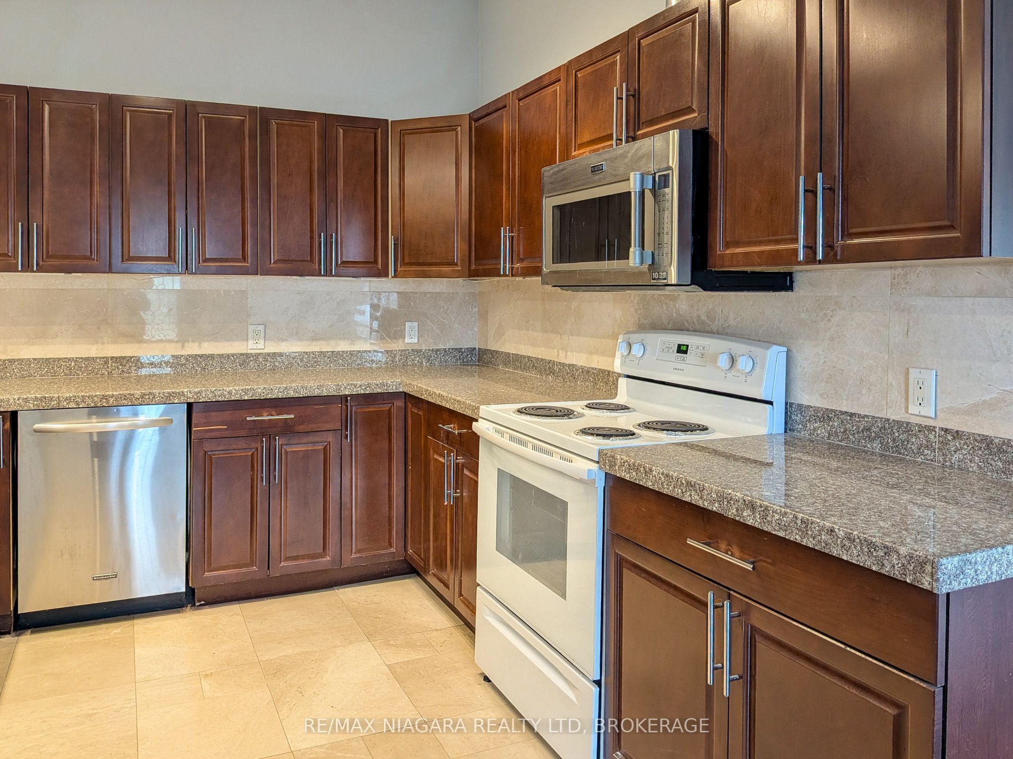 6122 Mayfair Drive Property Photo 8