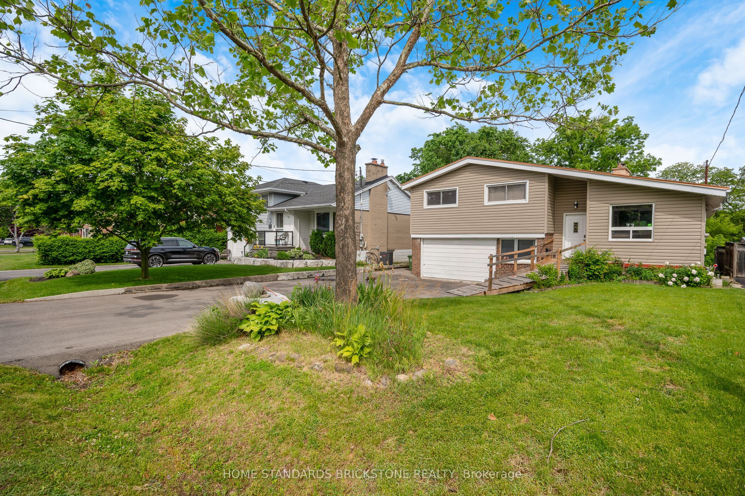 72 Mountain Avenue N Property Photo 2