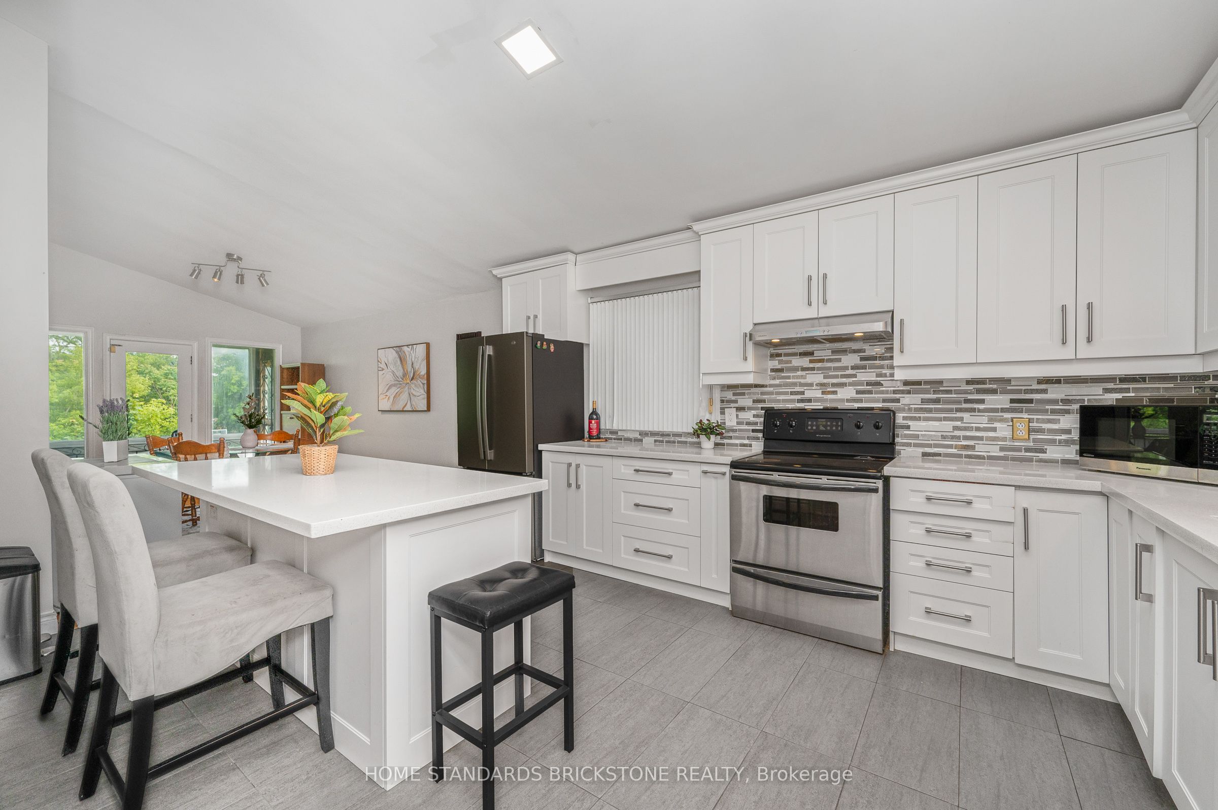 72 Mountain Avenue N Property Photo 16